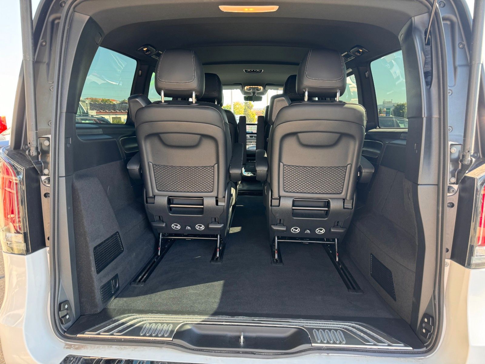 Fahrzeugabbildung Mercedes-Benz V 300 d 4MATIC EXCLUSIVE AMG Tische AHK2,5to