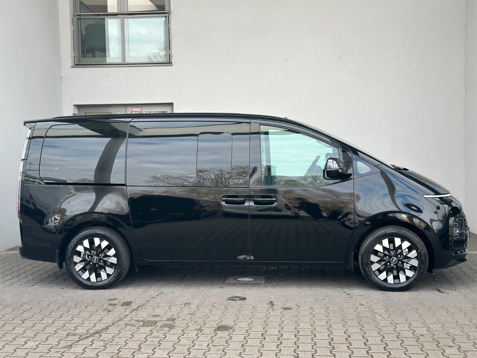 Fahrzeugabbildung Hyundai Staria Signature Hybrid 1.6l 215PS Panorama/Navi