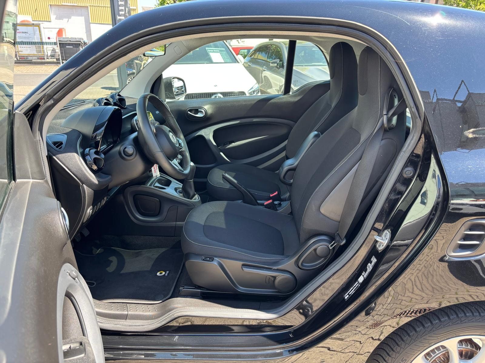 Fahrzeugabbildung Smart fortwo coupe passion (52kW) PANO GJR SITZHEIZUNG