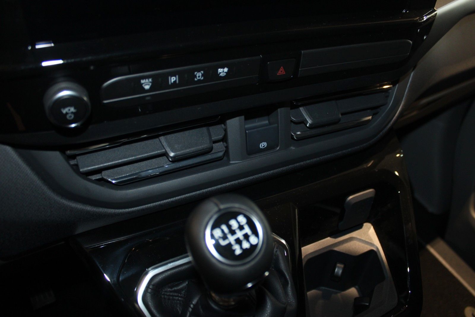 Fahrzeugabbildung Ford Tourneo Custom L1 Titanium 8-Sitze LED NAVI AHK