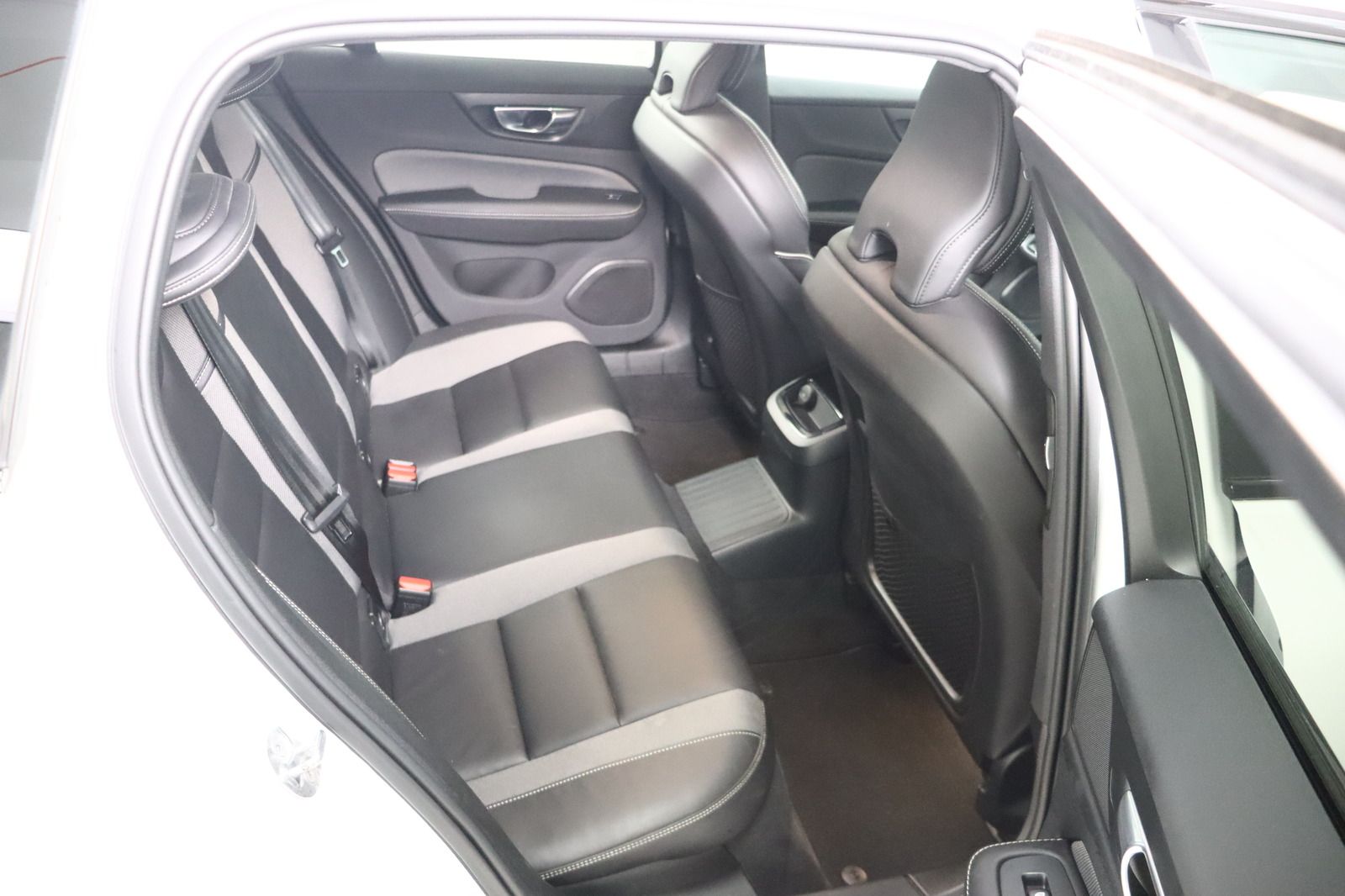 Fahrzeugabbildung Volvo V60 Kombi T8 R-Line AWD Recharge R Design Rechar