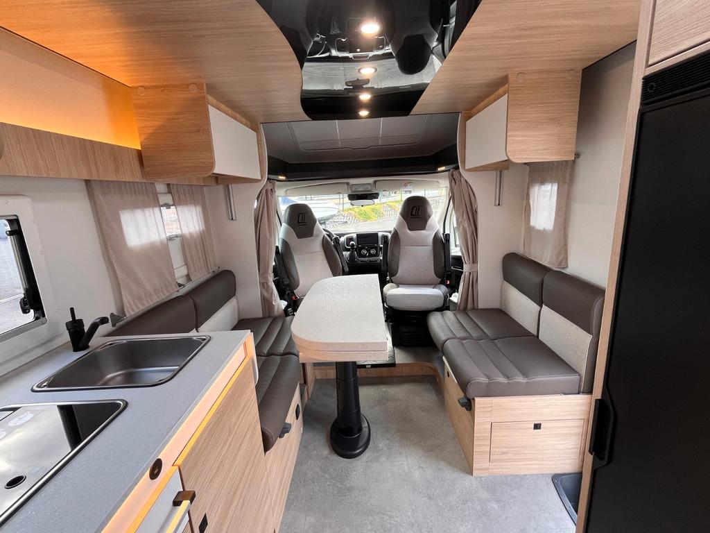 Challenger 317 Ultimate Solar Markise mit Hubbett – Foto 10 von 27