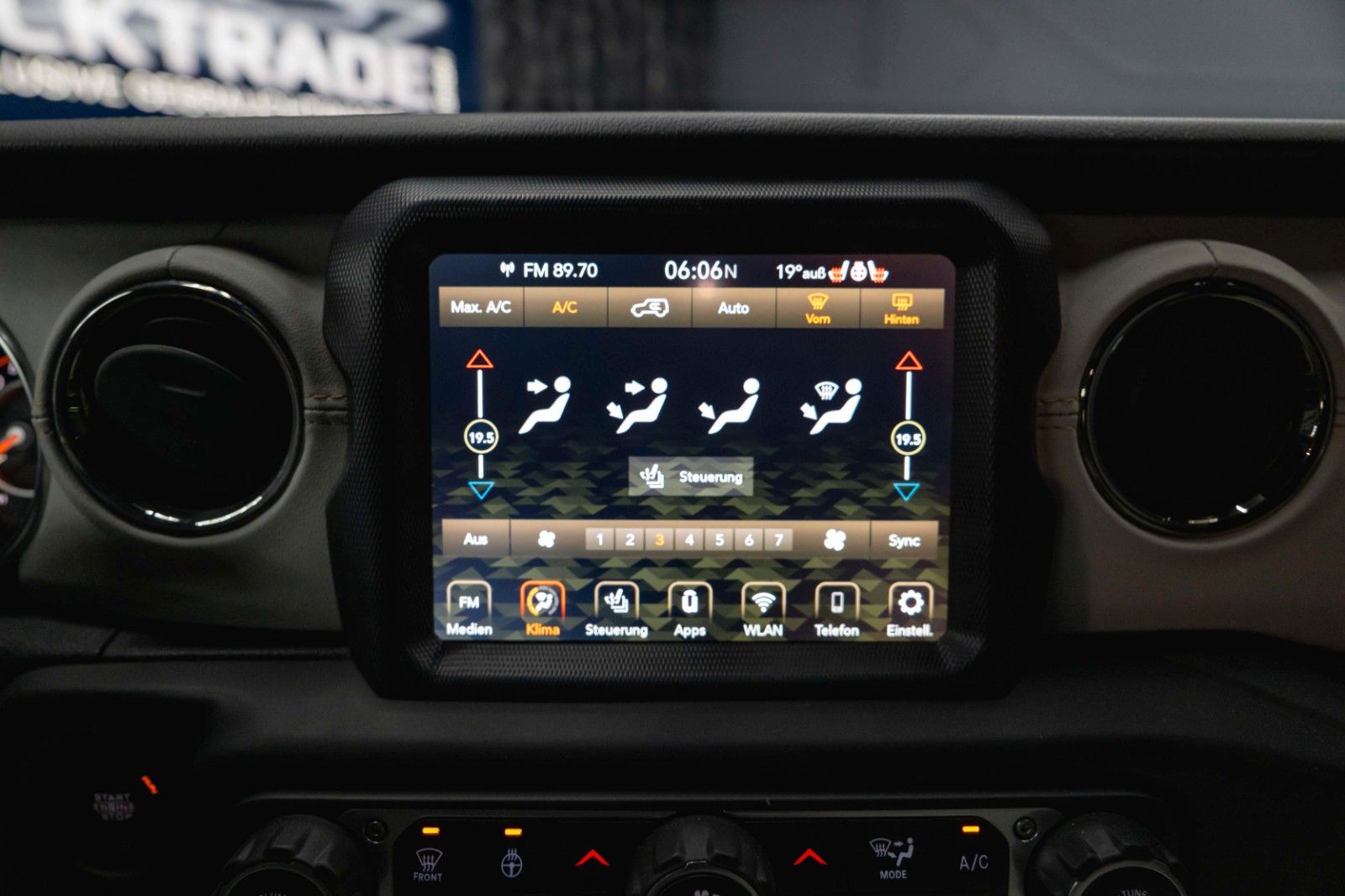 Fahrzeugabbildung Jeep Wrangler 3.0L EcoDiesel Unlimited Sahara 4x4 ACC
