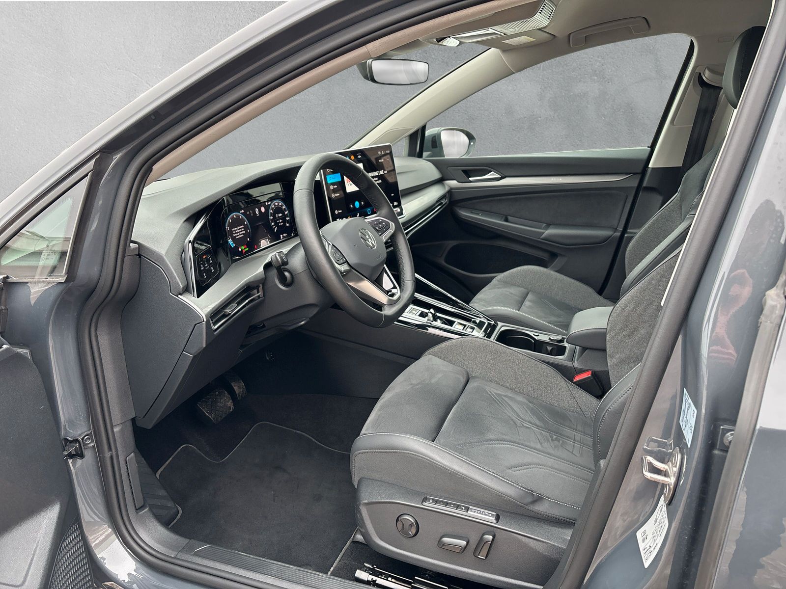 Fahrzeugabbildung Volkswagen Golf 1.5 eTSI Style AHK HuD ACC Kamera Memory