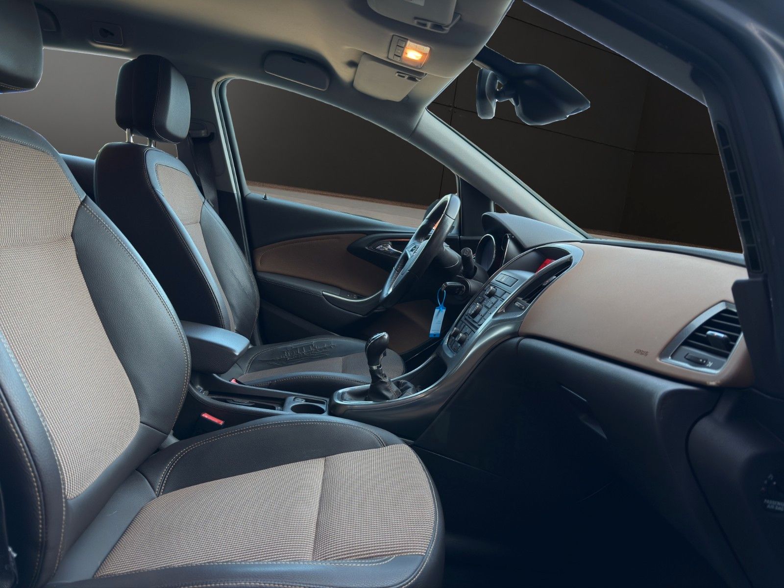 Fahrzeugabbildung Opel Astra J Sports *Bhz-Lenkrad*Tempomat*PDC*Sitzhz