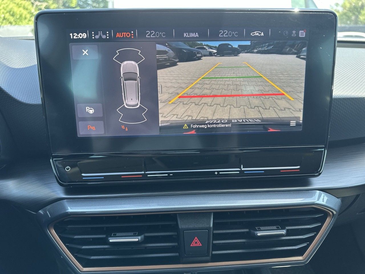 Fahrzeugabbildung CUPRA Leon Sportstourer 1.5 eTSI 150 PS DSG - mit KI generiert/bearbeitet