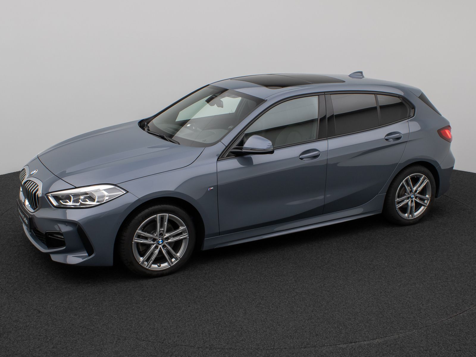 Fahrzeugabbildung BMW 118i M Sport Panorama Kamera HUD DAB H/K Komfort