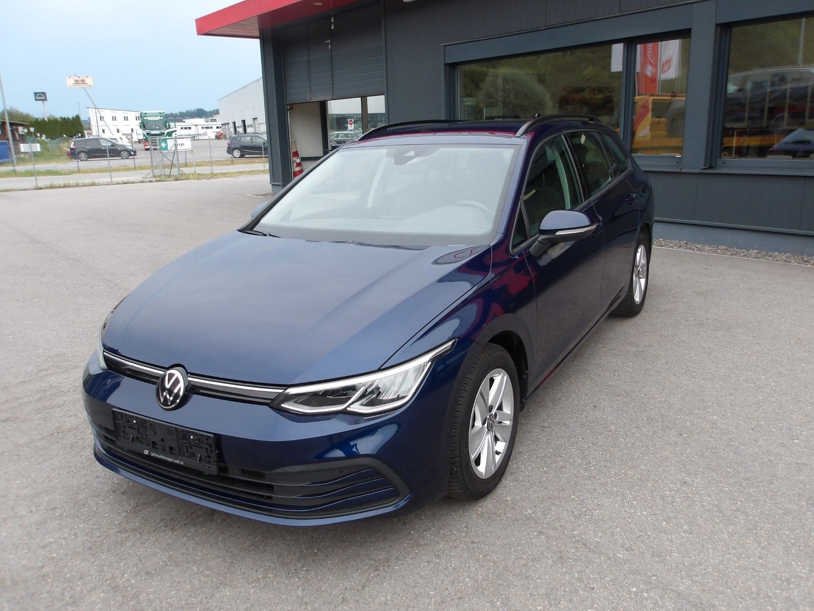 Volkswagen Golf VIII Variant Life EXP € 12990.--