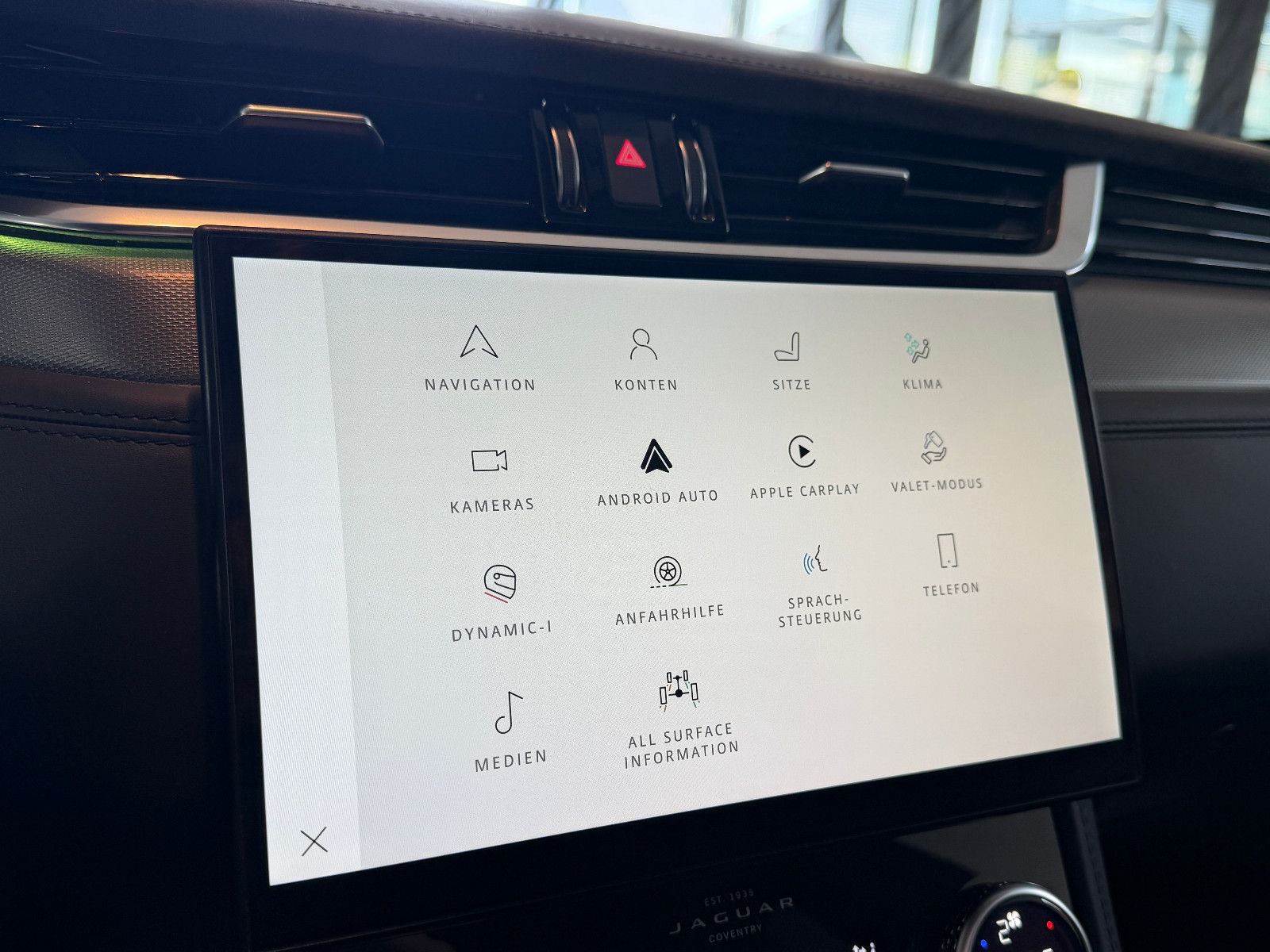 Fahrzeugabbildung Jaguar F-PACE SVR /PANO/MERIDIAN/360°KAM/HUD/AMBIENTE