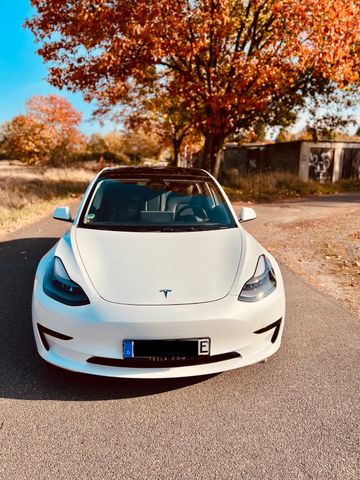 Tesla Model 3 SR+