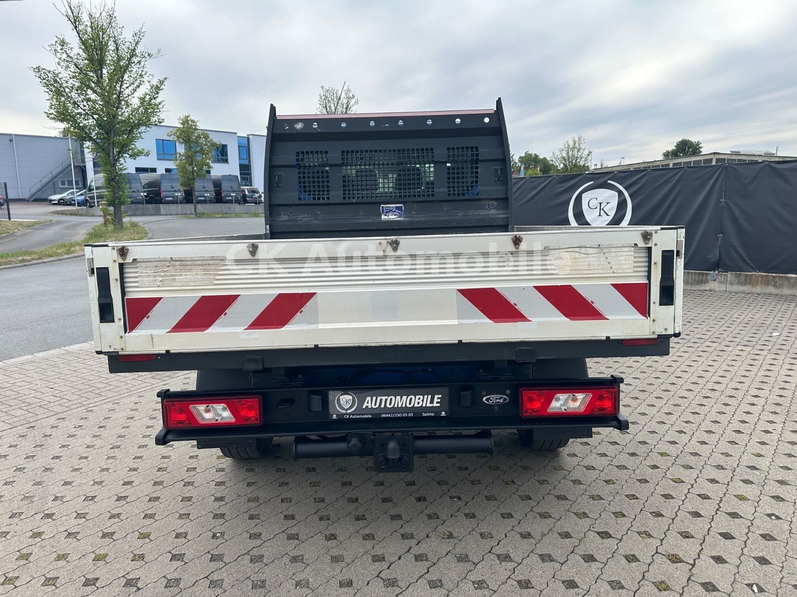 Fahrzeugabbildung Ford Transit Pritsche 350 L3 DoKa Trend/7 Sitze/AHK