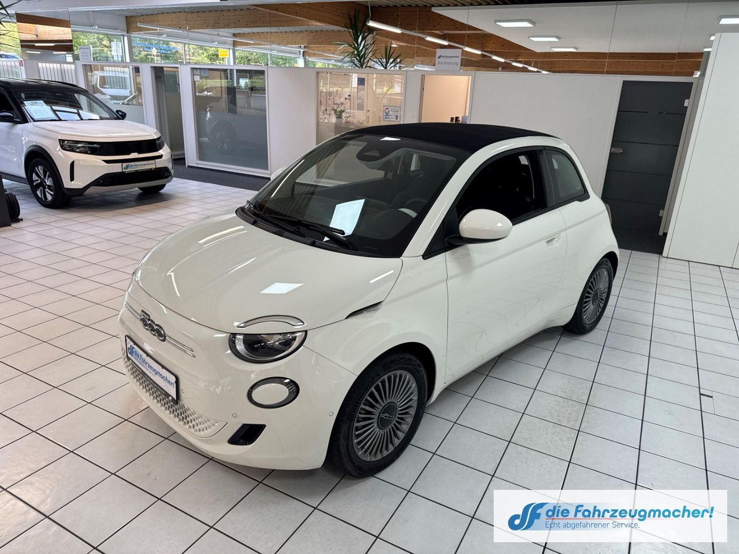 Fahrzeugabbildung Fiat 500e Apple CarPlay Android Auto Klimaautom Fahre