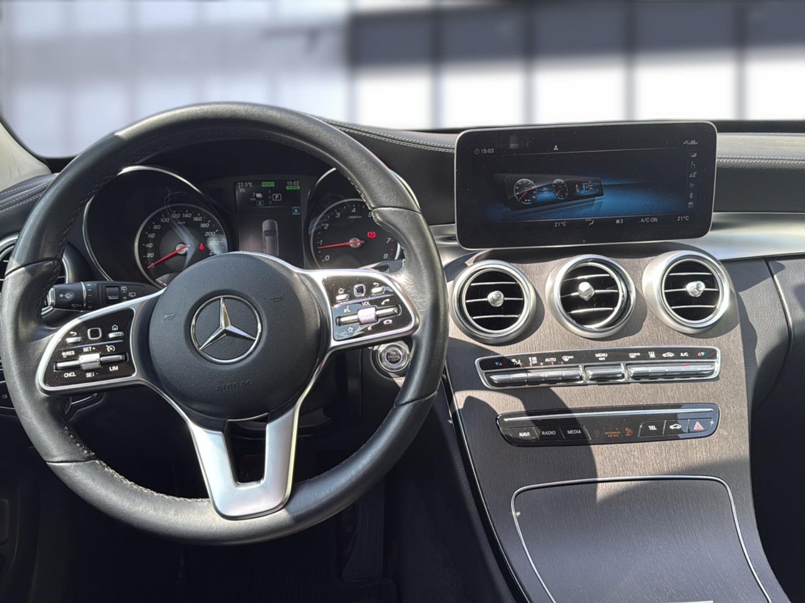 Fahrzeugabbildung Mercedes-Benz C 300 e T-Modell / unfallfrei/ AMG Line