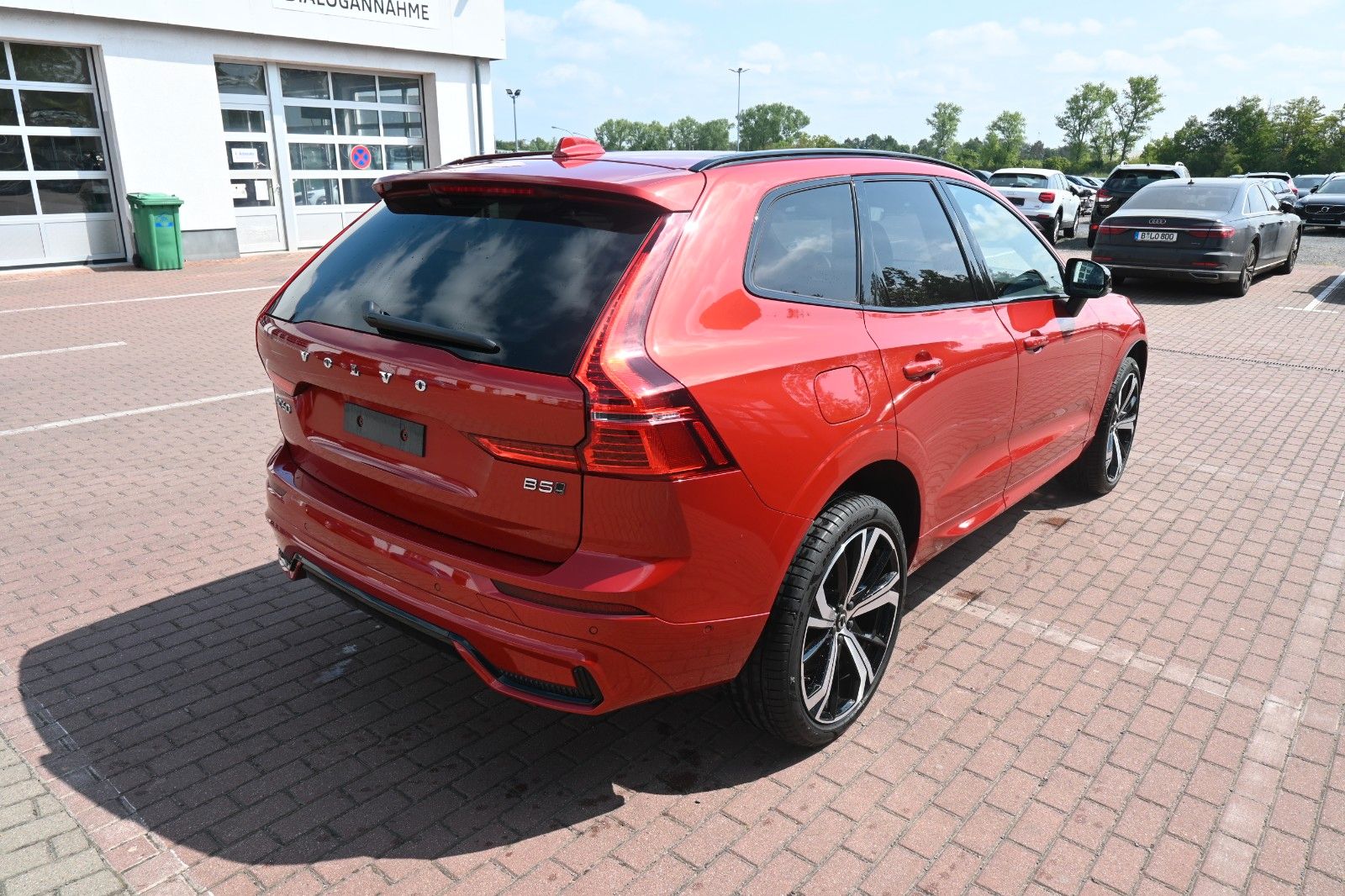 Fahrzeugabbildung Volvo XC 60 B5 AWD Benzin R-Design*360°*Luft*21 Zoll*