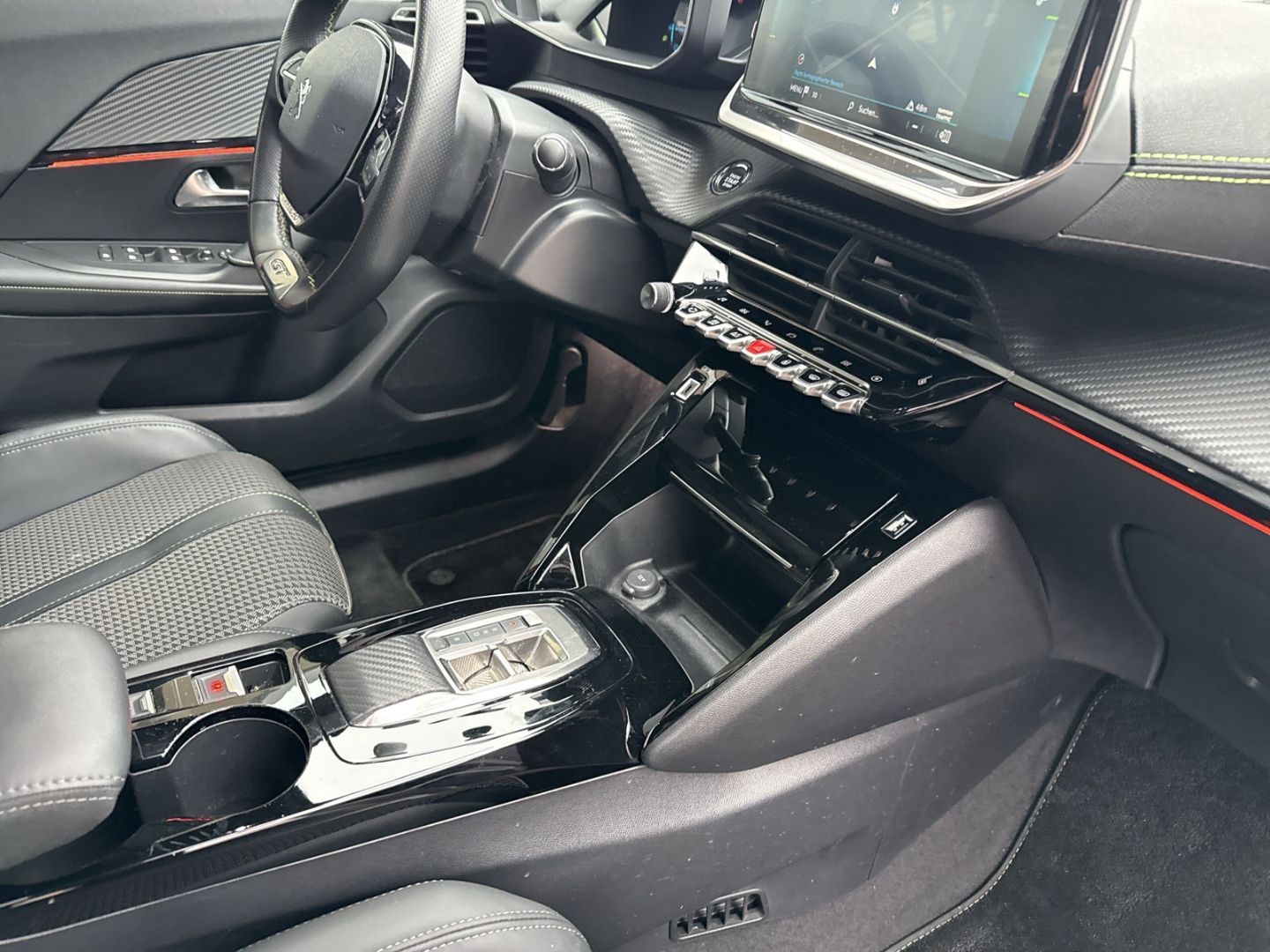 Fahrzeugabbildung Peugeot 2008 e- GT Navi Digitales Cockpit LED Apple CarP