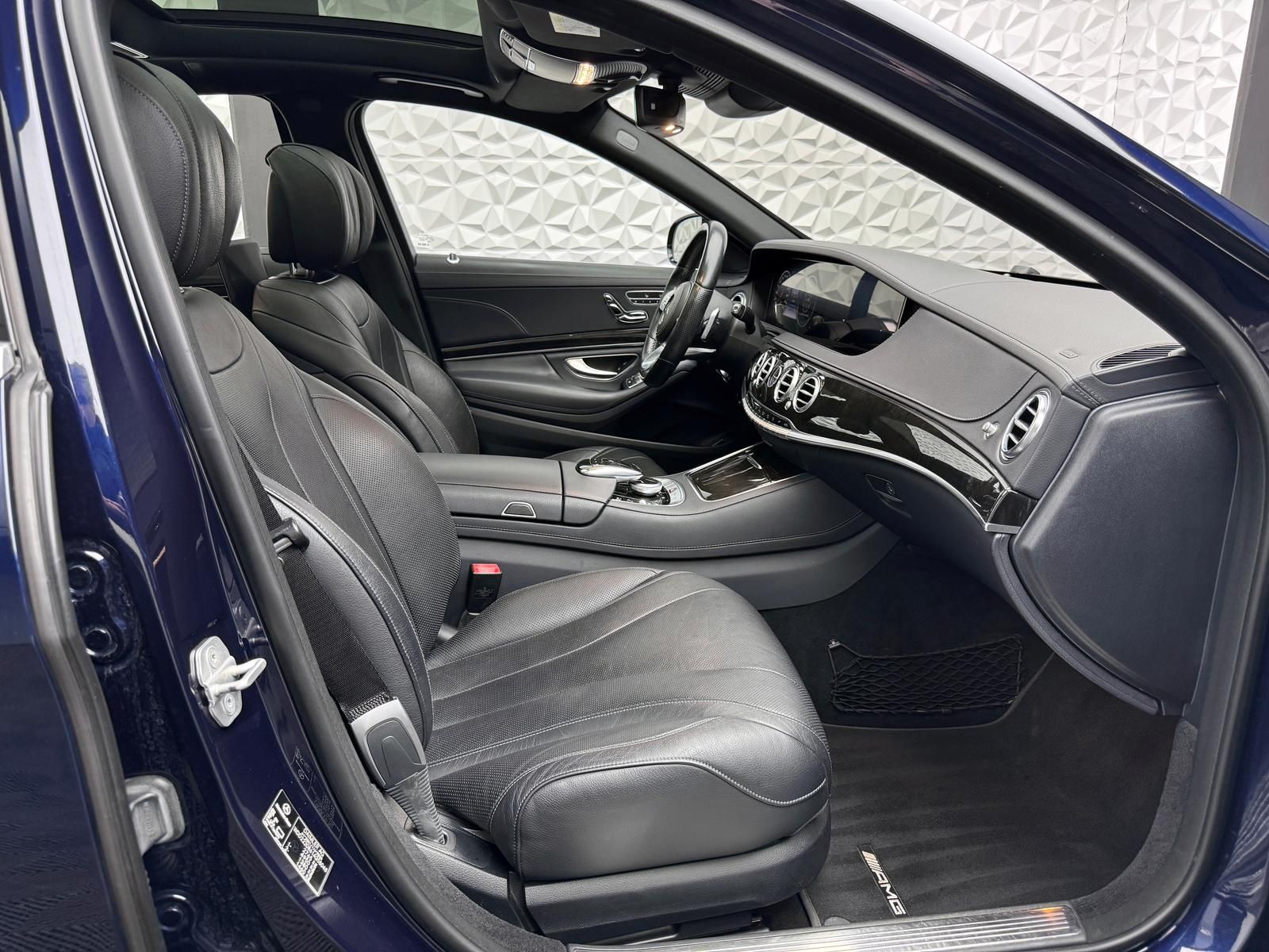 Fahrzeugabbildung Mercedes-Benz AMG 4MATIC/BURMES/HUD/PANO/DISTRO/3xTV/CHAUFFEUR