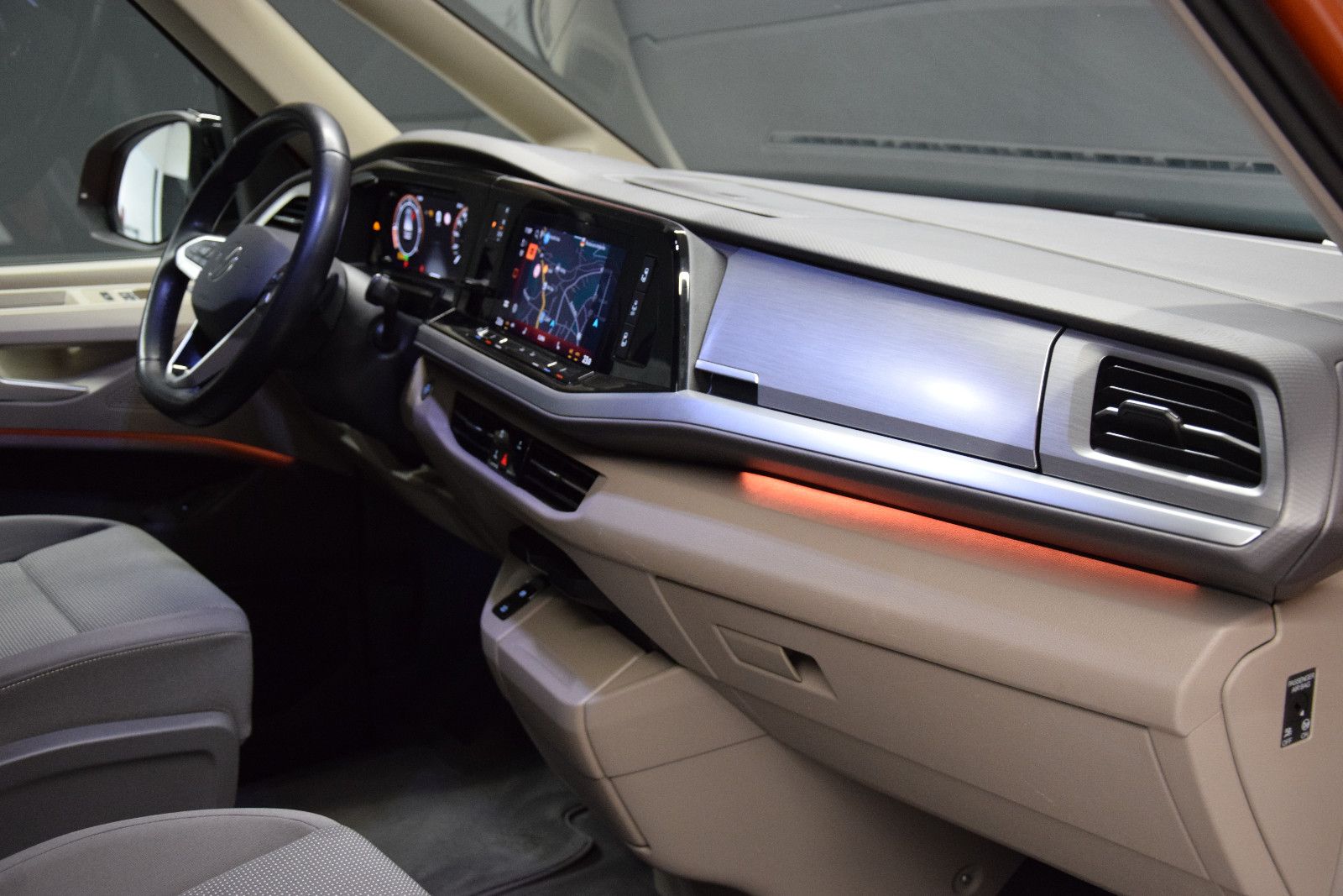 Fahrzeugabbildung Volkswagen T7 Multivan Edition lang Pano ACC vis-a-vis AHK