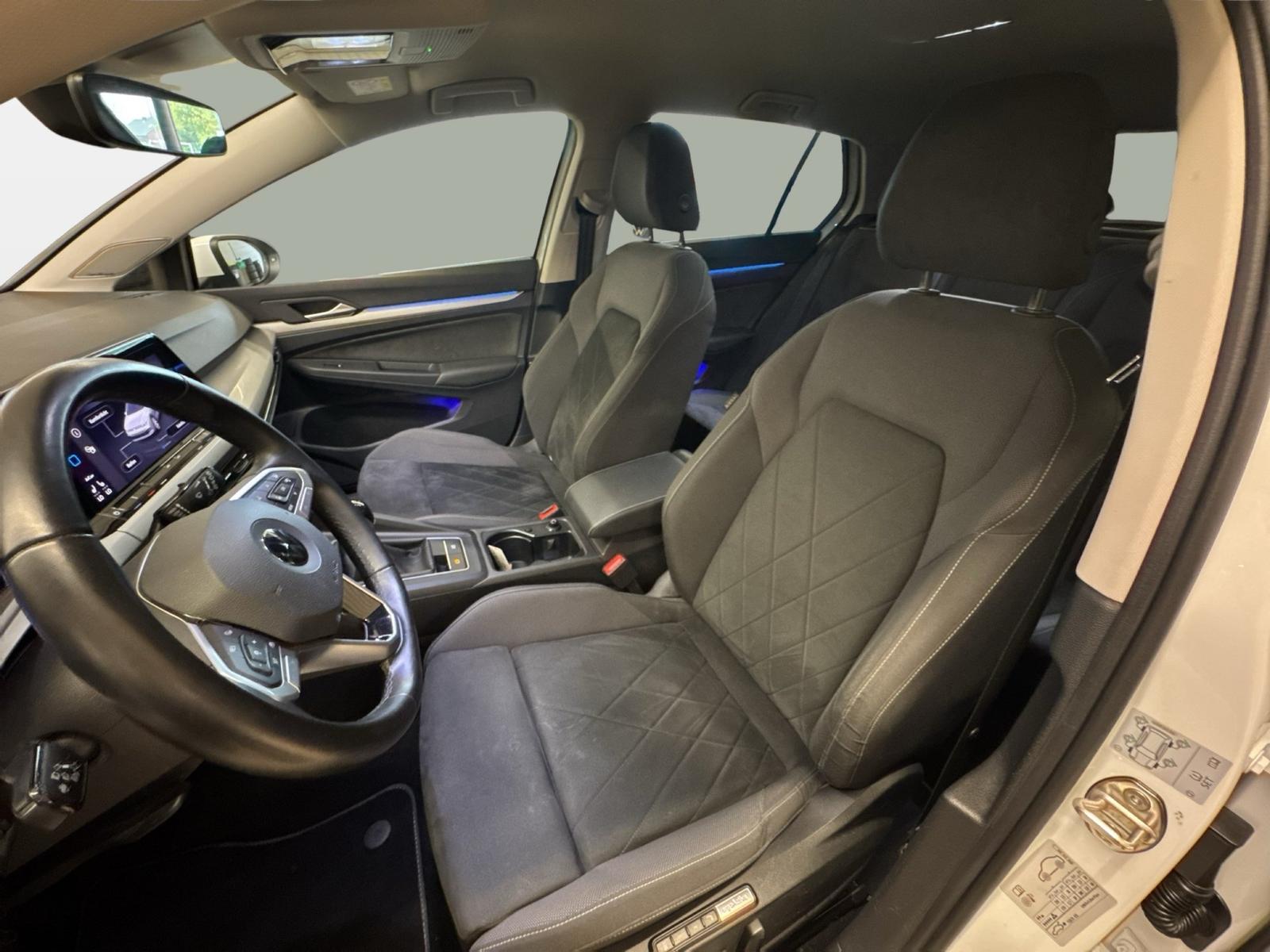Volkswagen Golf VIII 1.5TSI Life CarPlay h/k AHK Standhzg