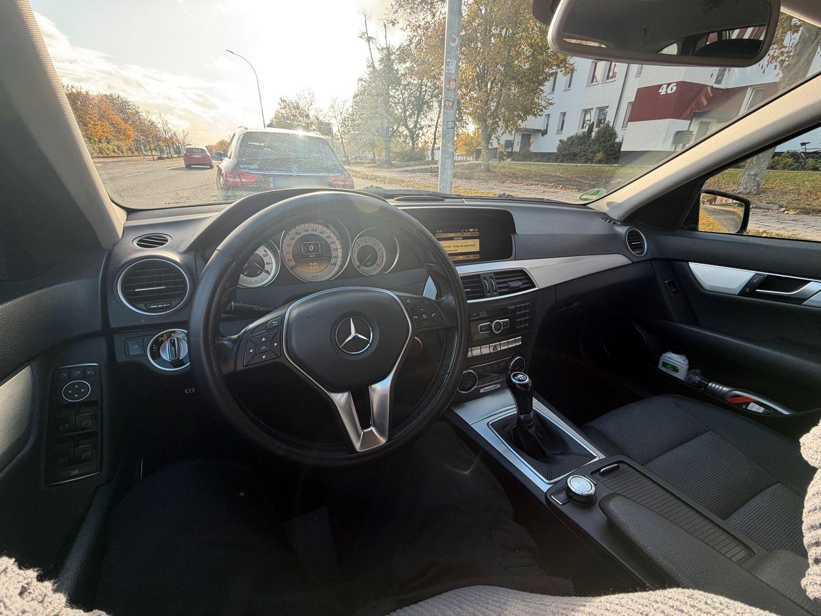 Mercedes-Benz C180 2011 — interior