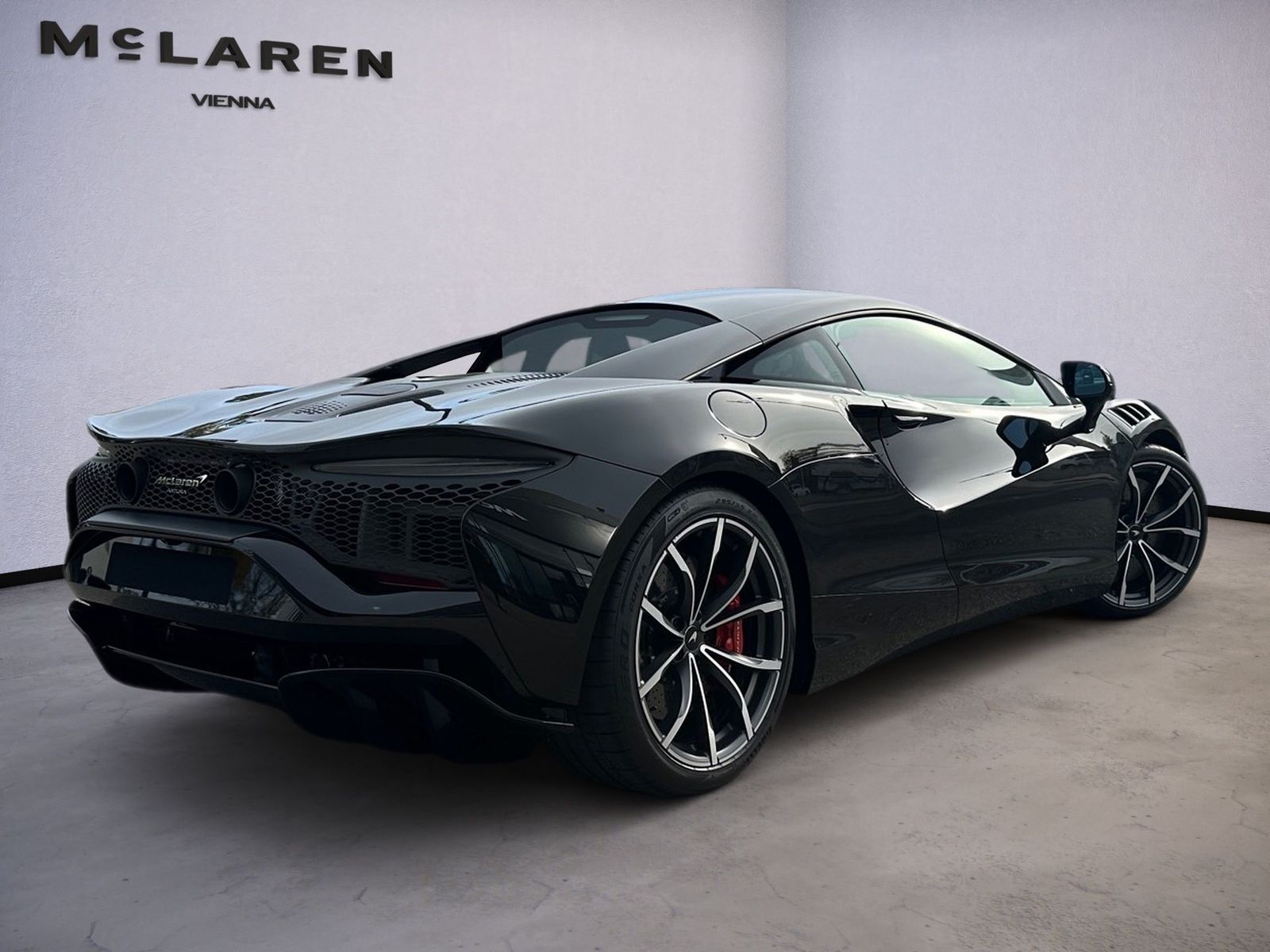 McLaren Artura Coupé / Onyx Black / TechLux / B&W / Lift imagem 3