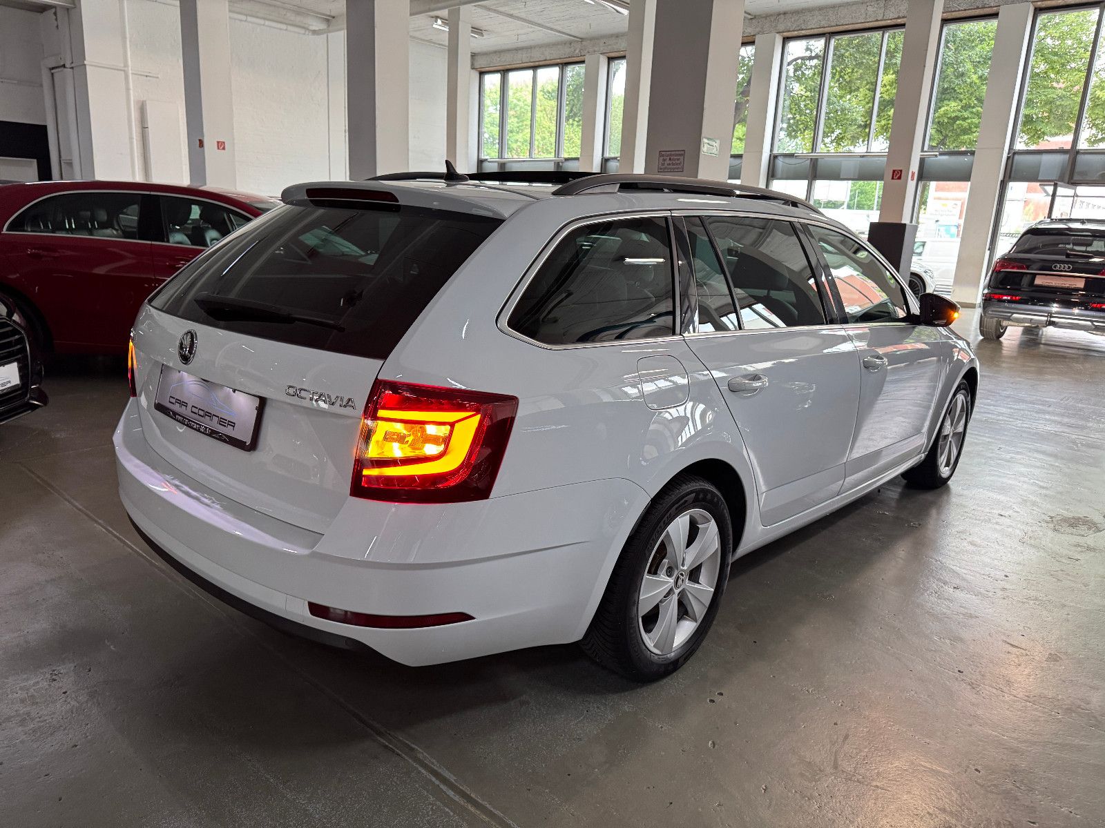 Fahrzeugabbildung SKODA Octavia STYLE 4X4 PANO NEUER MOTOR / MEGA VOLL