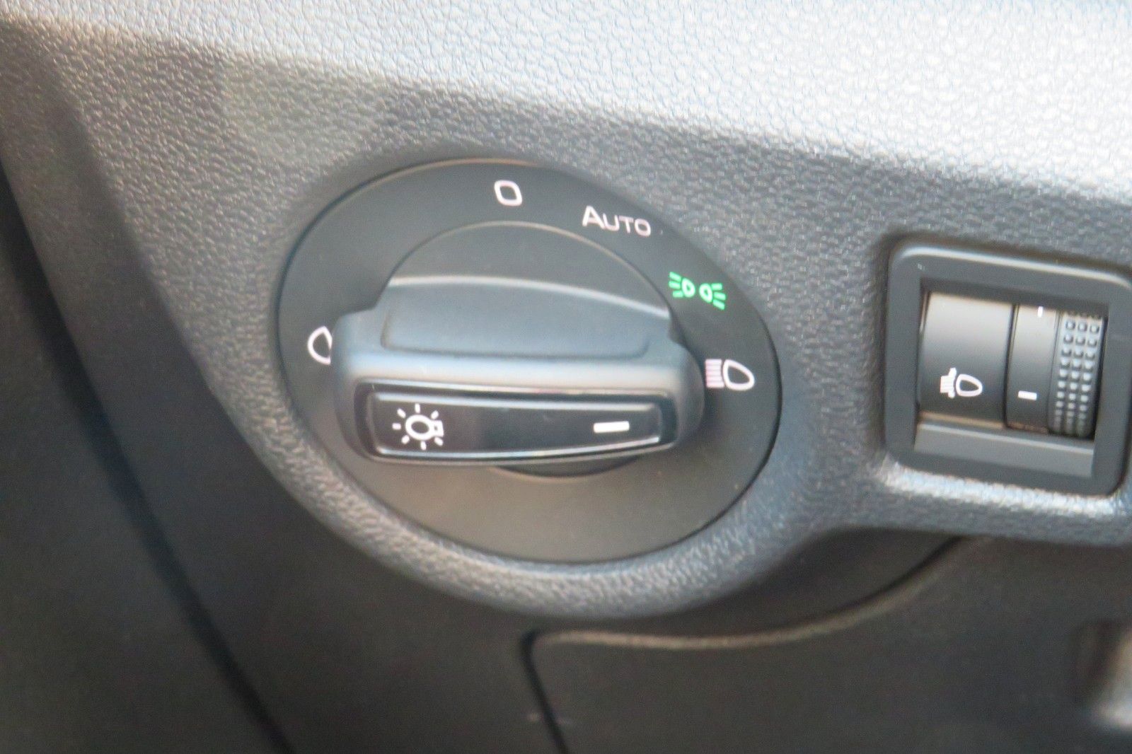 Fahrzeugabbildung SKODA Kamiq Ambition DSG LED AHK GRA PDC SITZH.