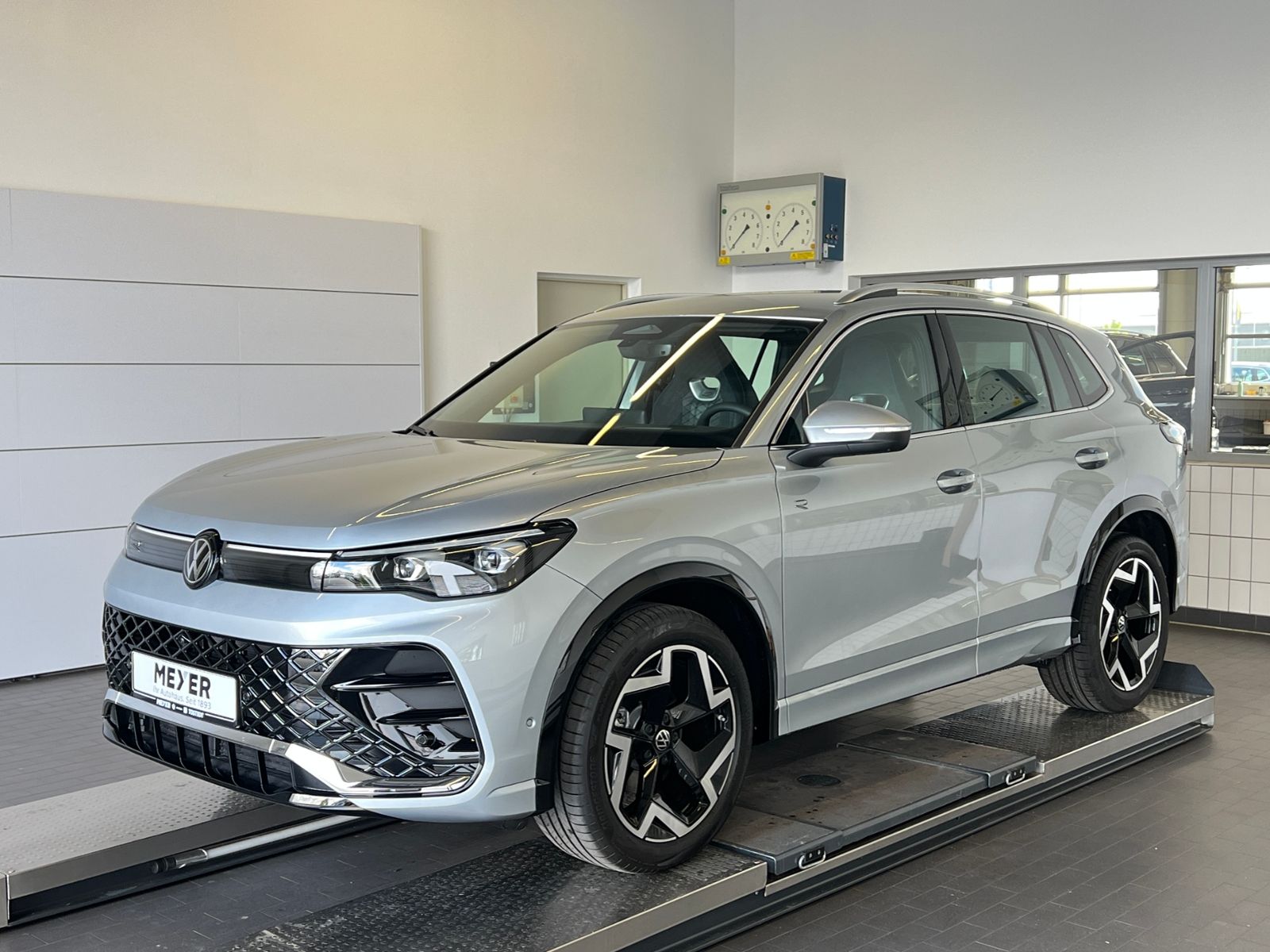 Fahrzeugabbildung Volkswagen Tiguan R-Line 1.5 eTSI DSG *AHK, IQ.Light, ACC,