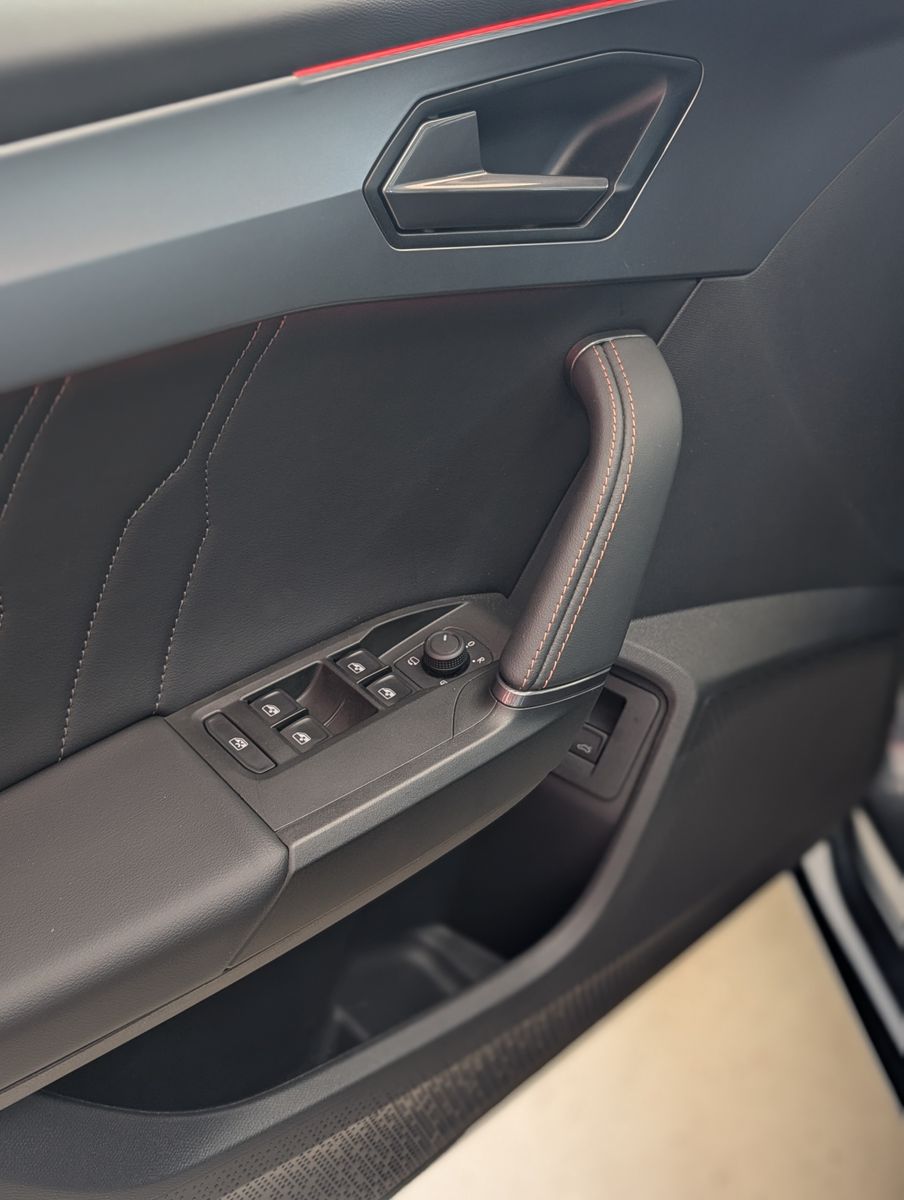 Fahrzeugabbildung CUPRA Leon VZ 4Drive ACC MATRIX-LED KAM PANO CARPLAY