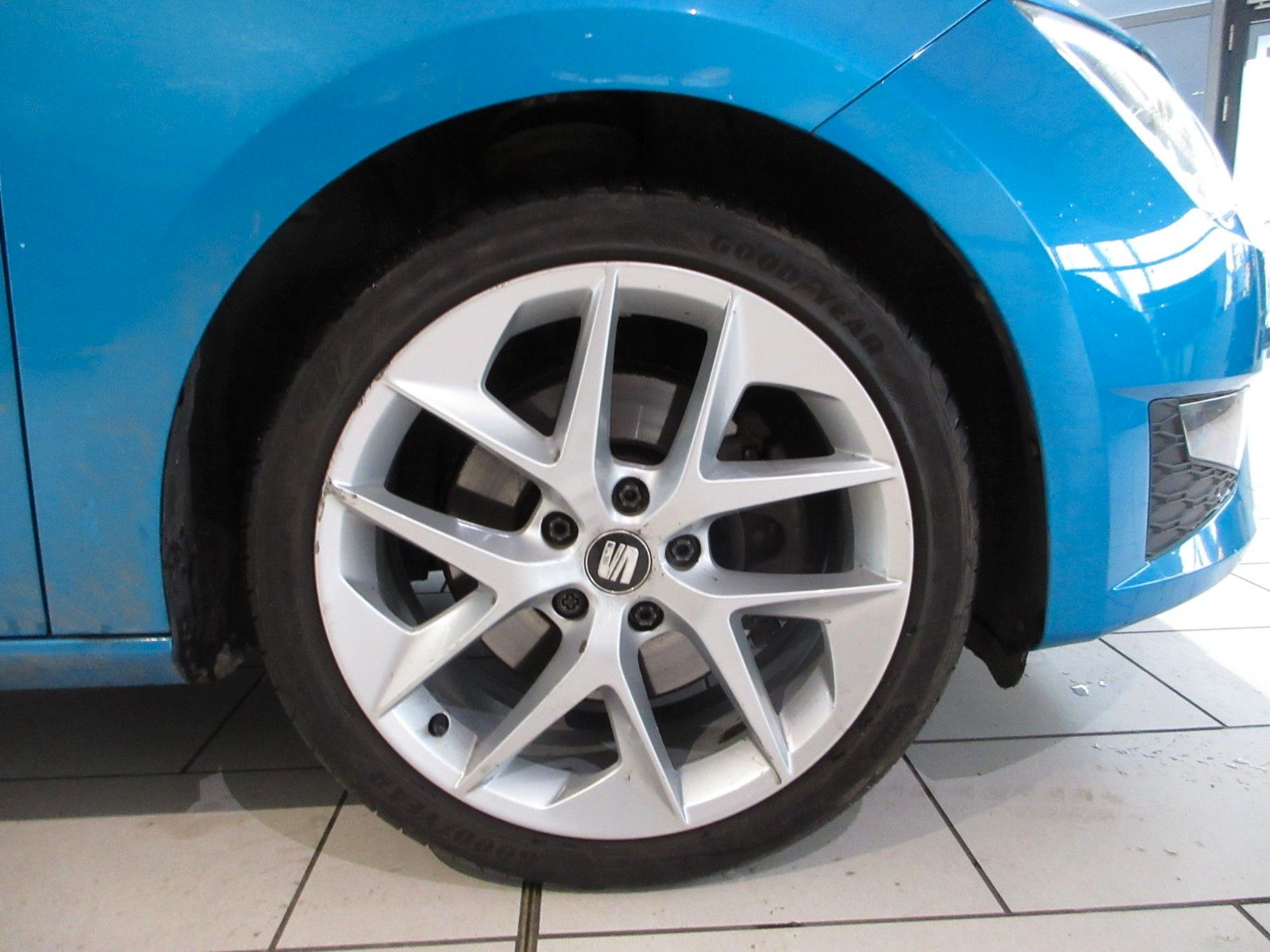 Fahrzeugabbildung SEAT Leon 1.8T FR LED/SHZ/PDC/18"ALU/TEMPOMAT