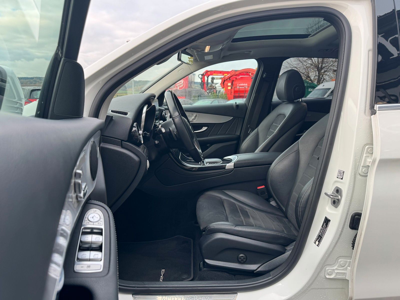 Fahrzeugabbildung Mercedes-Benz GLC 200 4M AMG+Pano+Distr+StandH+AHK+360+HUD