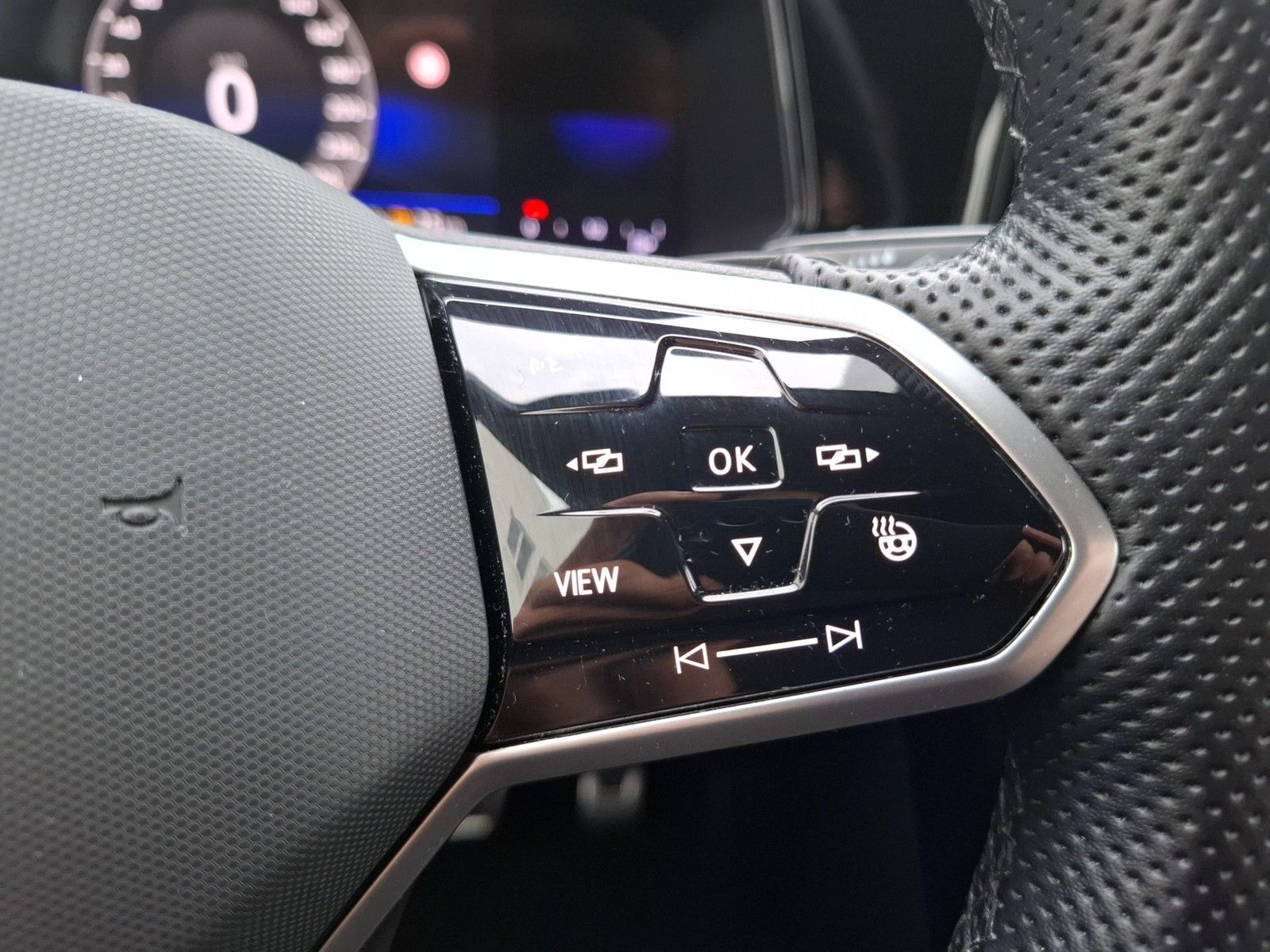 Fahrzeugabbildung Volkswagen T-Roc TSI R-Line DSG Matrix Navi AID ACC RFK SHZ