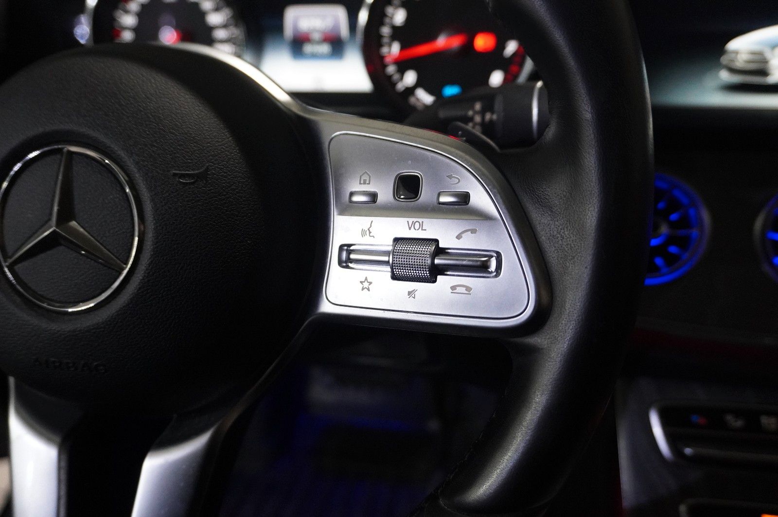 Fahrzeugabbildung Mercedes-Benz CLS 450 4MATIC 9G-TRONIC NAVI/360°/LED/HUD/AHK