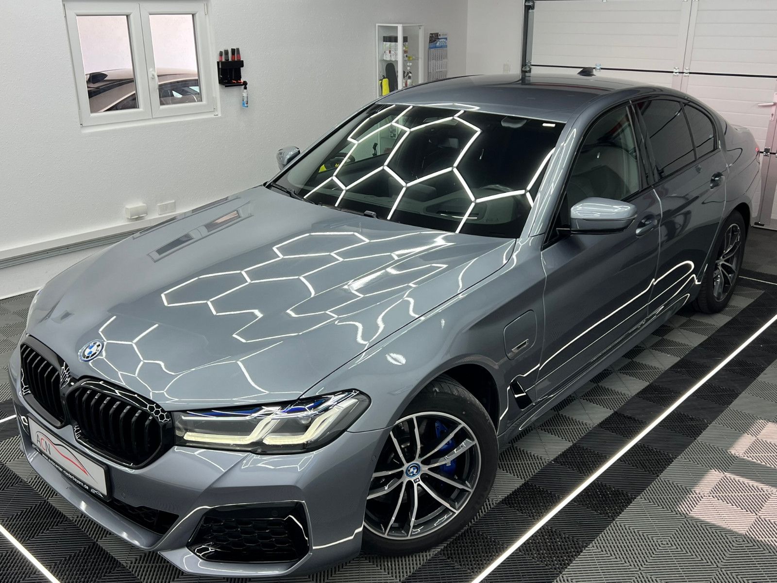 Fahrzeugabbildung BMW 530 e xDrive M SPORT/LASER/HuD/H&K/ACC/AMBI+