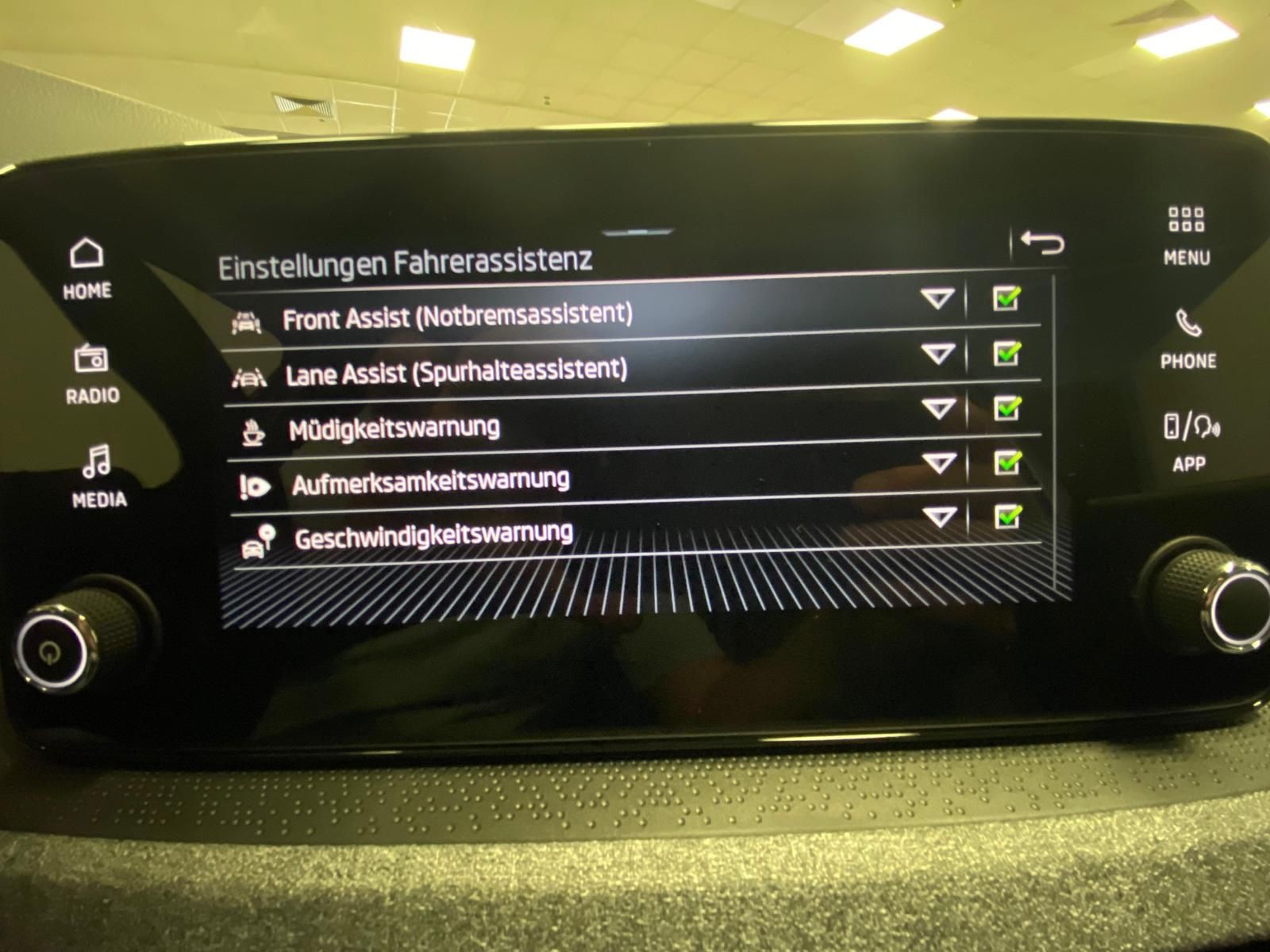 Fahrzeugabbildung SKODA Scala 1.0 TSI Selection APP+KLIMA+RFK+SITZHEIZ++