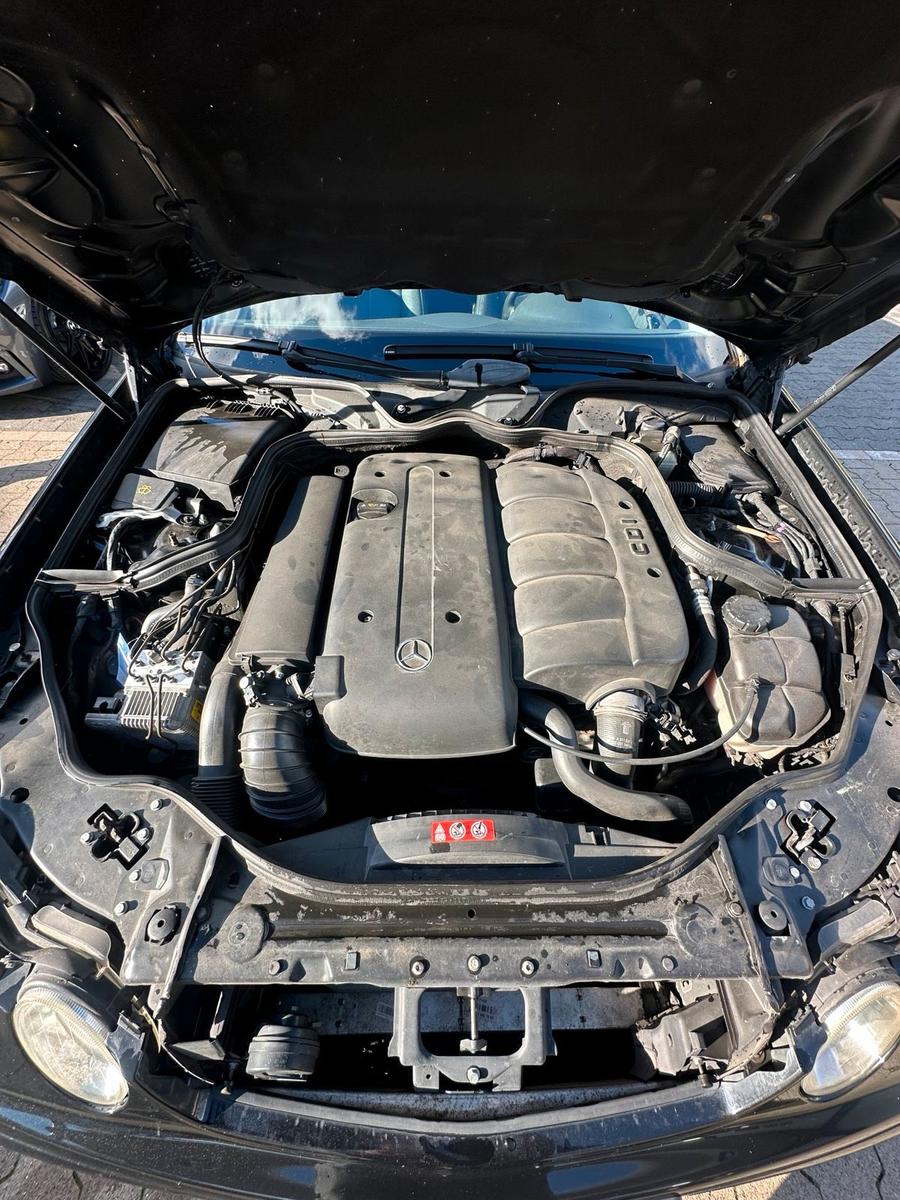 Mercedes-Benz E220 2004 — photo 11
