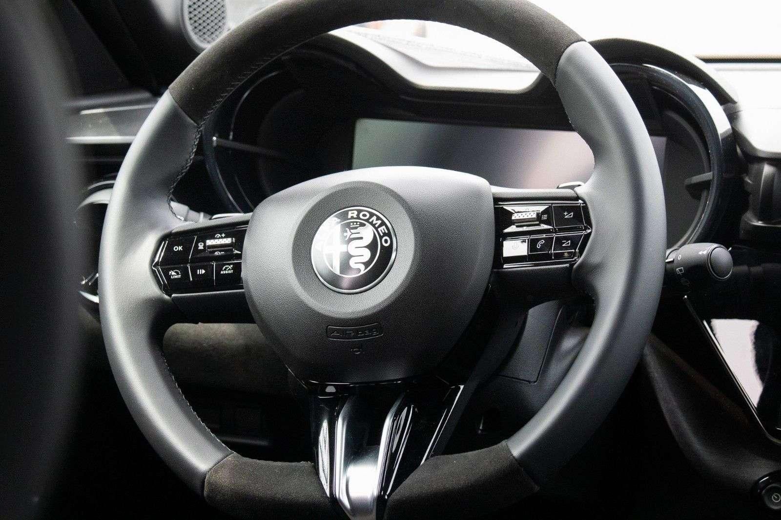 Fahrzeugabbildung Alfa Romeo Junior Q4 Ibrida 1.2 VGT  Prem+Tech+Sport-Paket