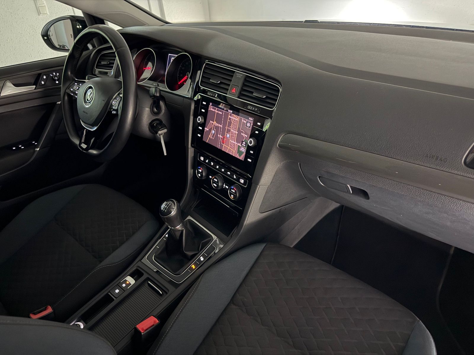 Fahrzeugabbildung Volkswagen Golf VII Lim. IQ.DRIVE BlueMotion/CAR PLAY/ACC