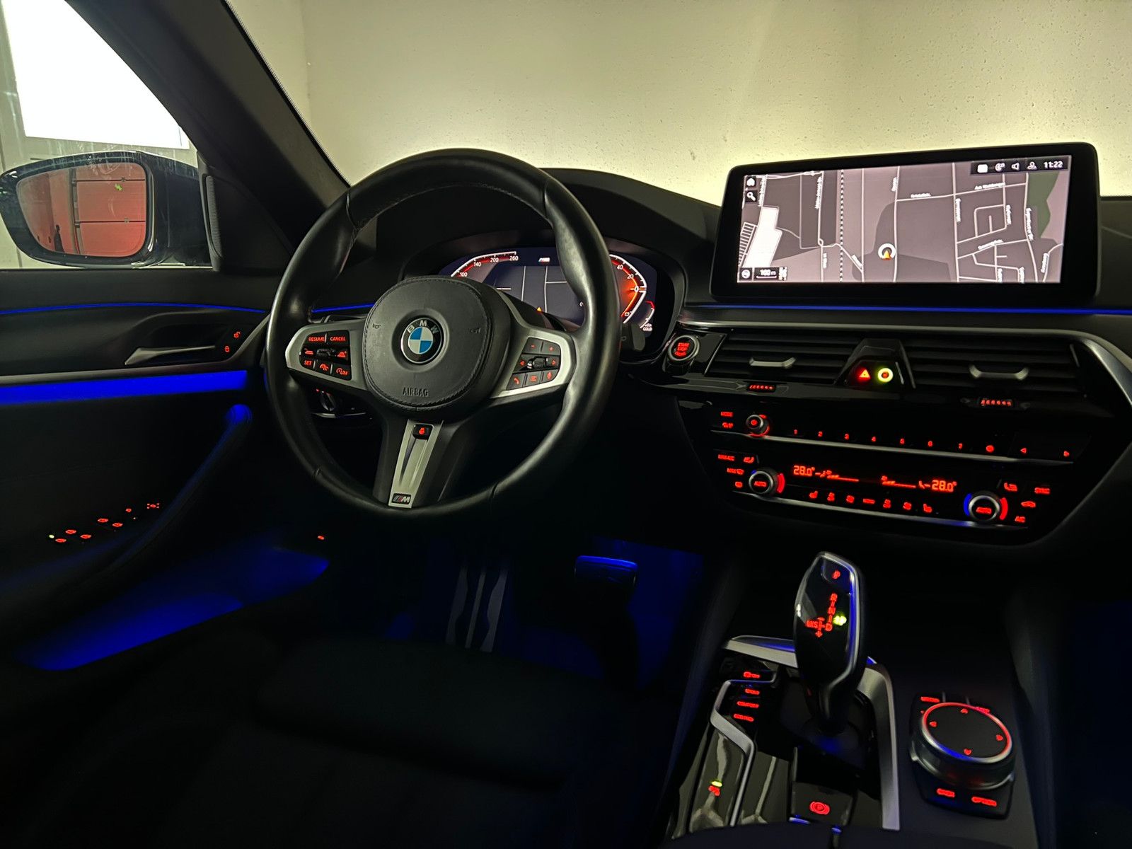 Fahrzeugabbildung BMW 520 d xDrive M SPORT/STHZ/LED/ACC/AHK/AMBIENTE