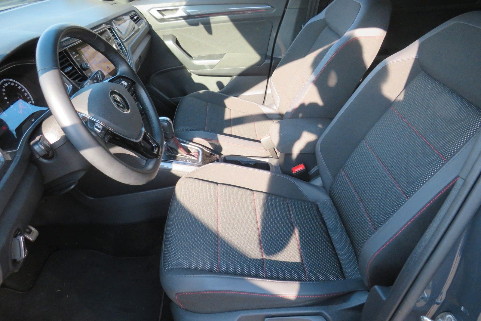 Fahrzeugabbildung Volkswagen T-Roc Sport ACC LED PDC NAVI DAB 1.HAND