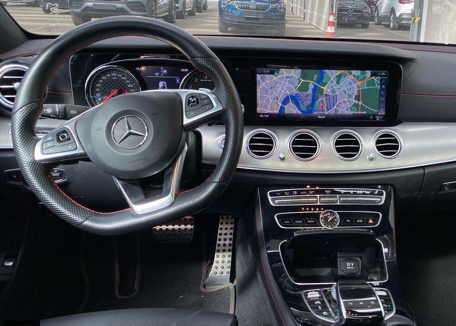 Fahrzeugabbildung Mercedes-Benz E43 AMG 4Matic Limousine Pano Burmeser Night 20"