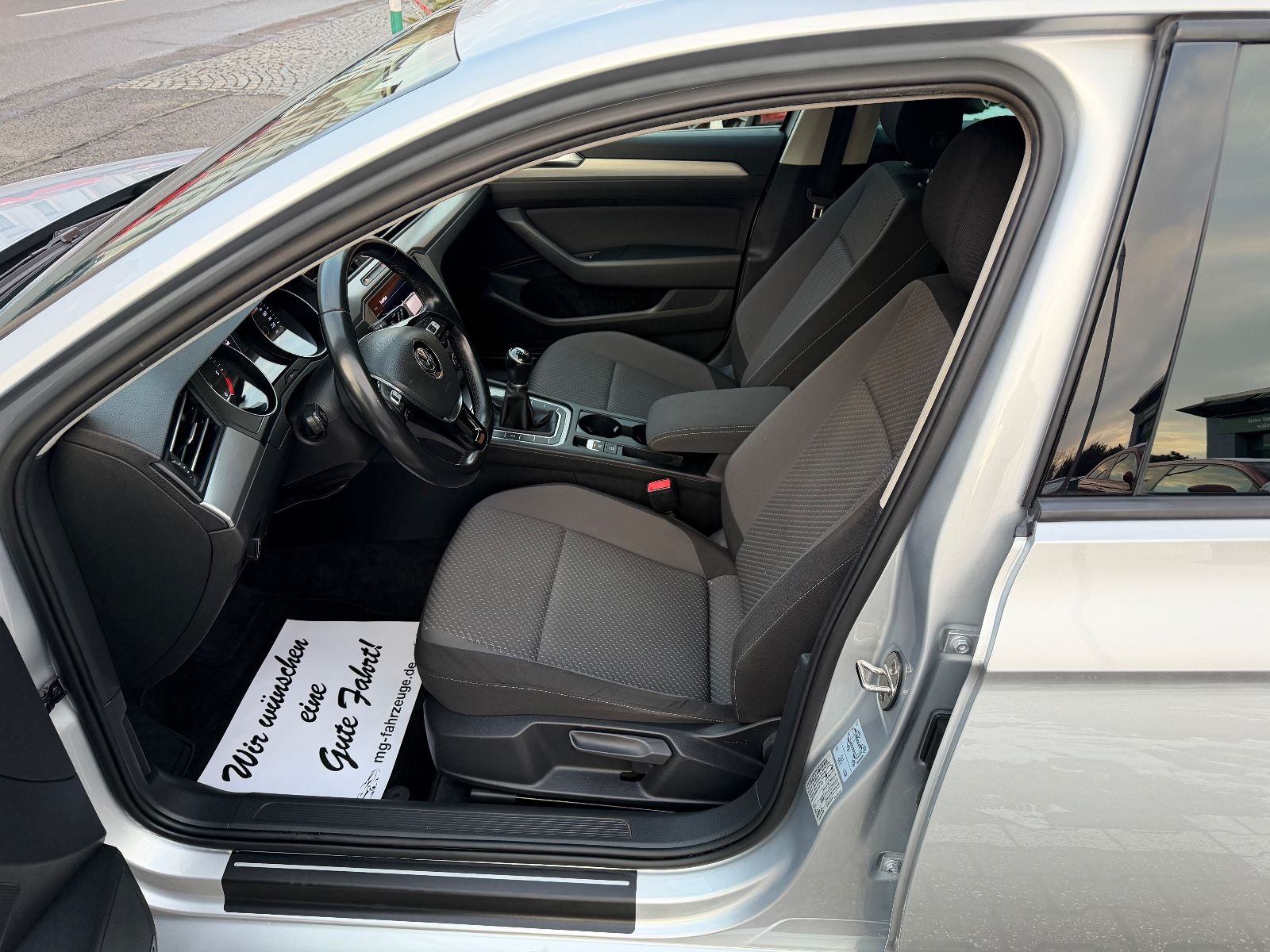 Fahrzeugabbildung Volkswagen Passat Variant 2.0 TDI 1-HAND AHK 6-GANG PDC