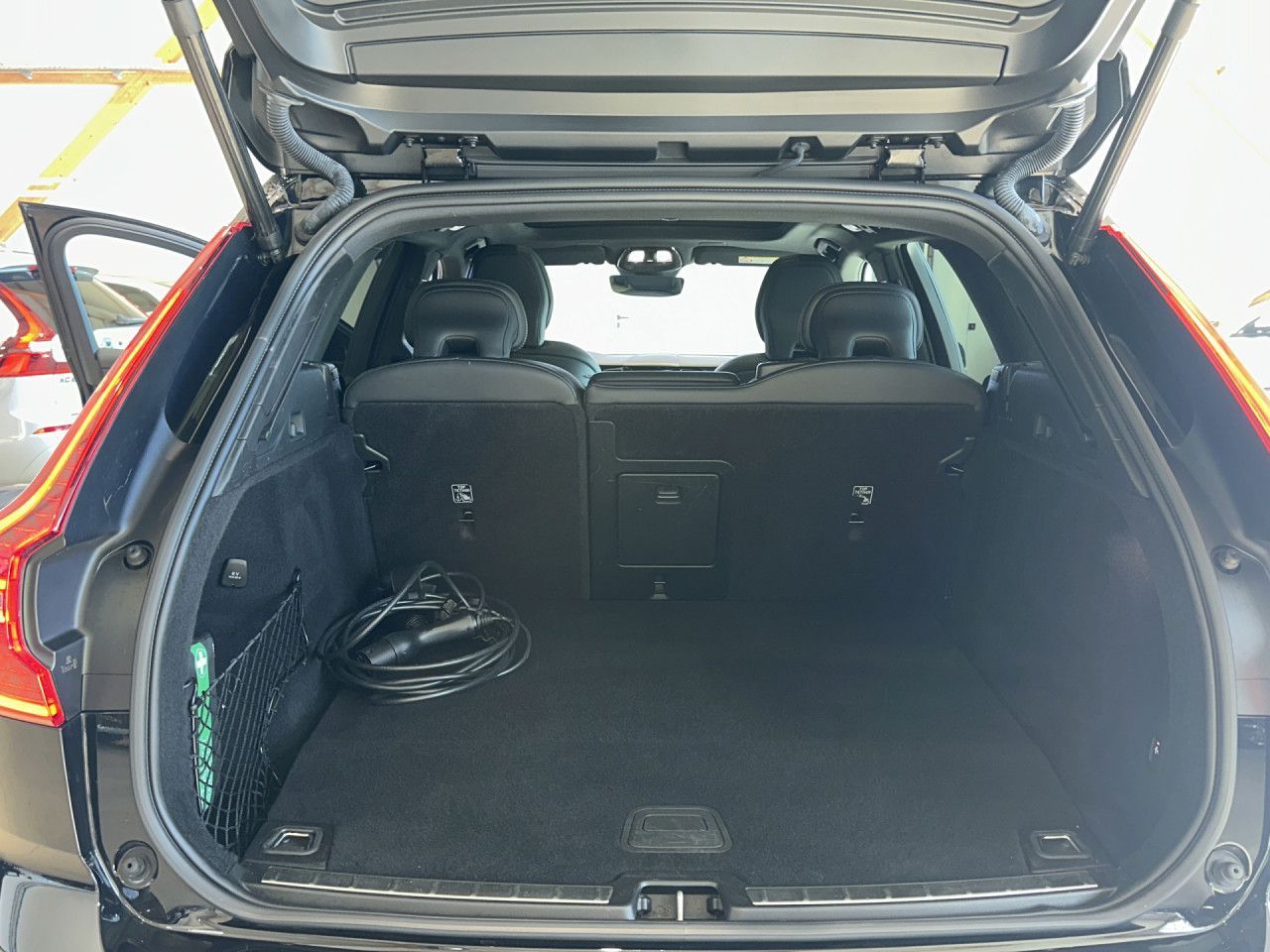 Volvo XC 60 R Design Recharge Plug-In Hybrid AWD Navi foto 14