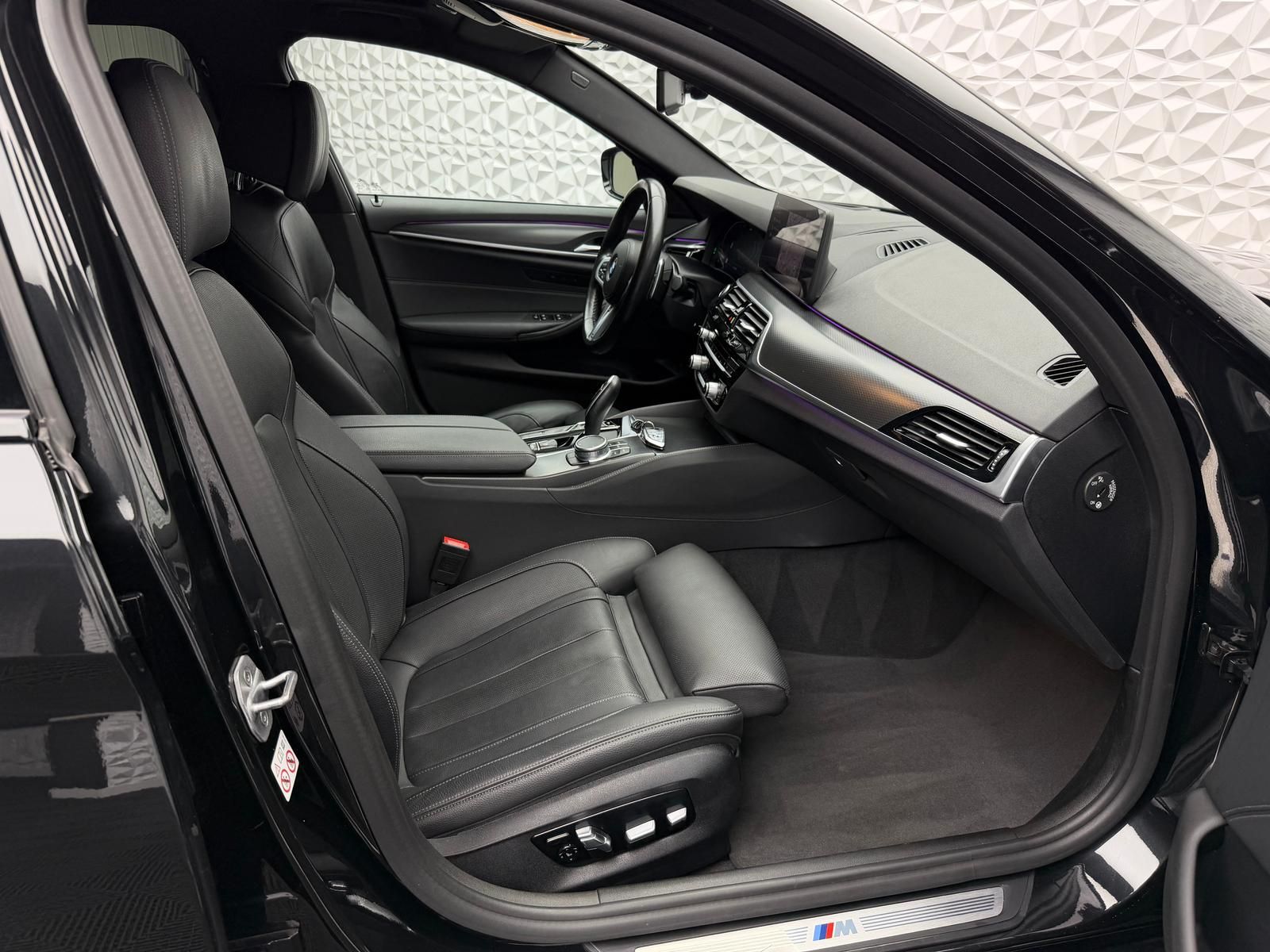 Fahrzeugabbildung BMW 520d M-PAKET/LASER/ACC/PANO/HUD/HIFI/RCAM/KEYLES