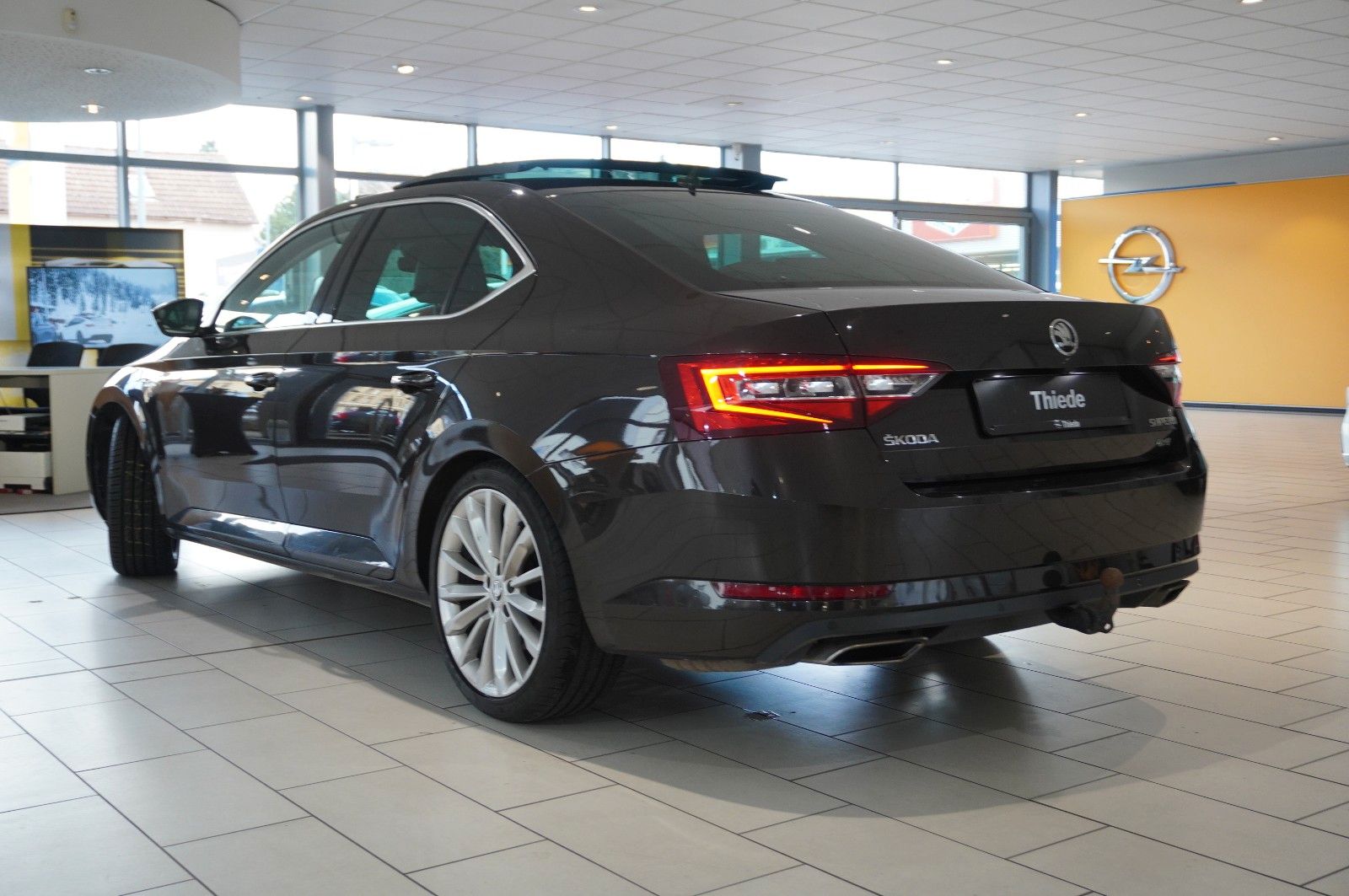 Fahrzeugabbildung SKODA Superb Lim. 2.0 TSI L&K 4X4 DSG NAVI/KAMERA/AHK