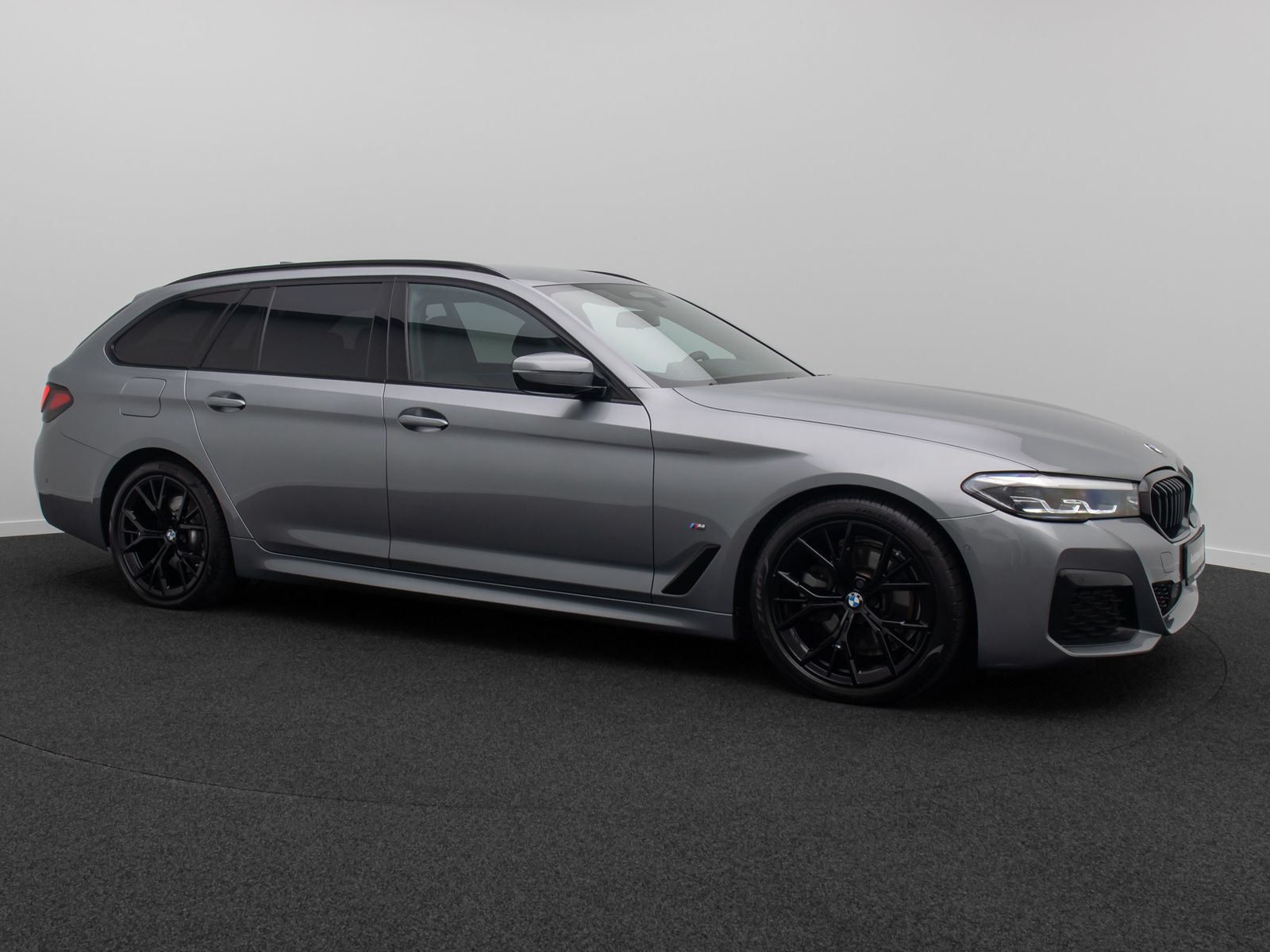 Fahrzeugabbildung BMW 520d xD M Sport HUD DAB Alarm H/K Kamera AHK 19"