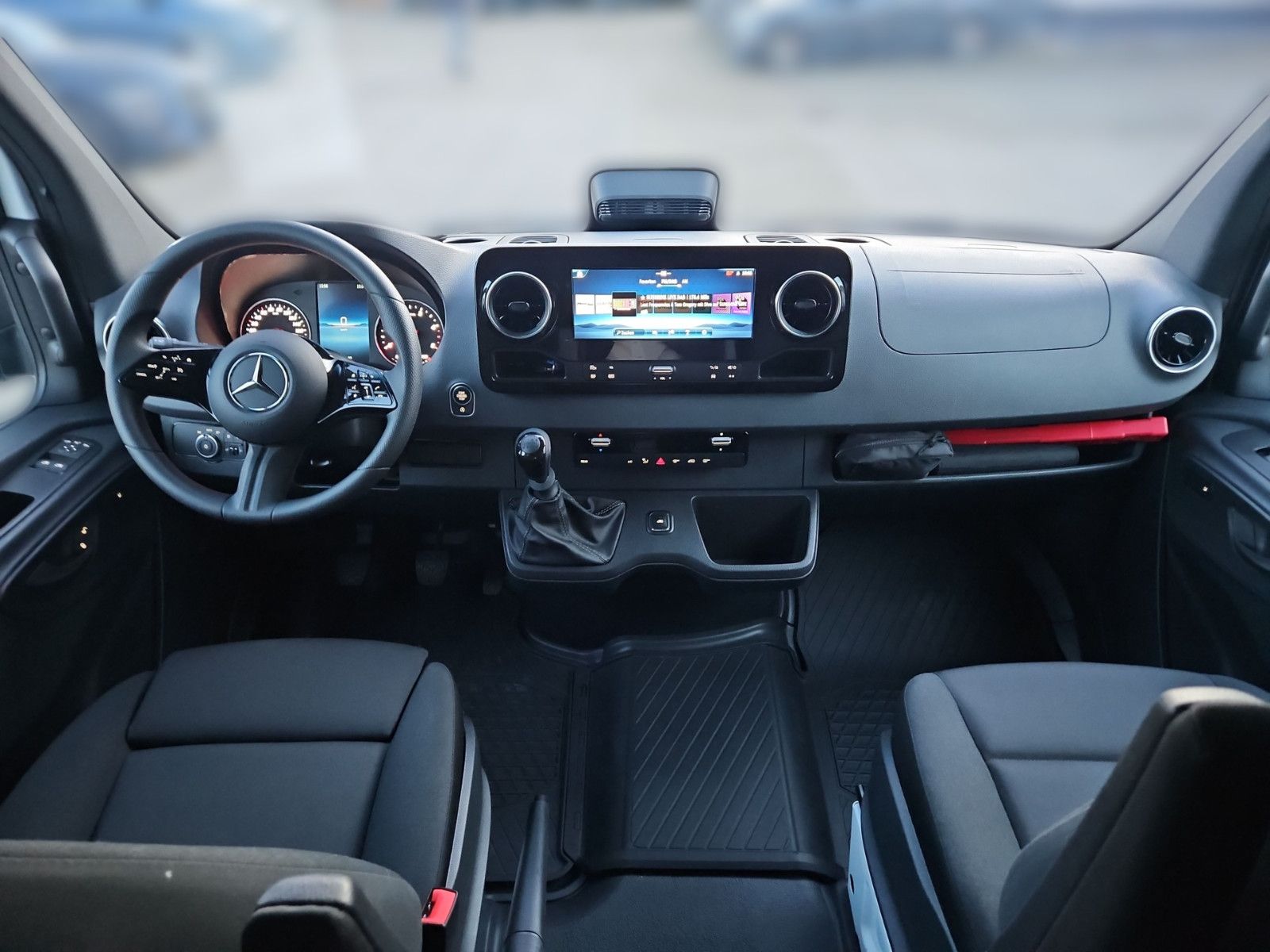 Fahrzeugabbildung Mercedes-Benz Sprinter 317 Kombi L2H2 Mobility Rollstuhl Lift