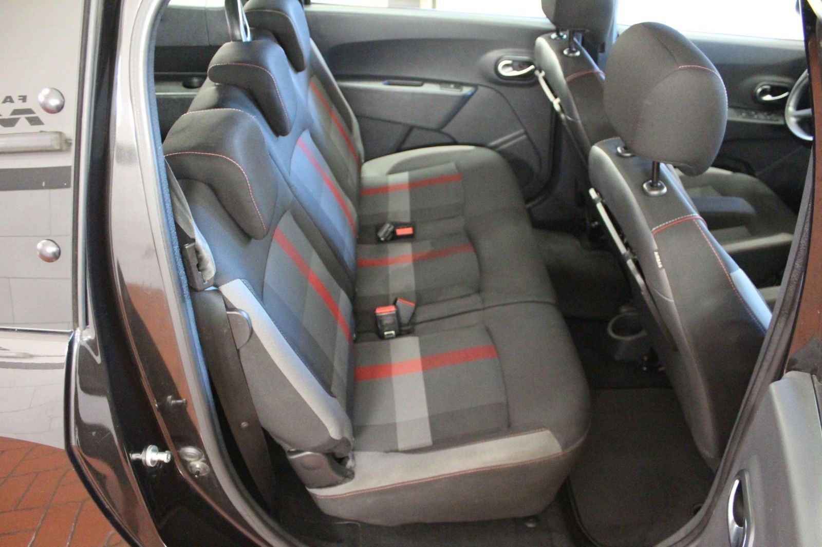 Fahrzeugabbildung Dacia Lodgy TCe 130 Stepway **Navi*7 Sitze*Techroad