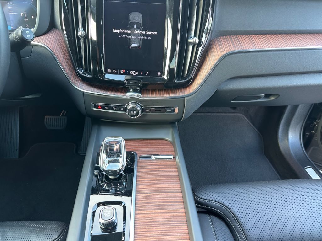 VOLVO XC60 B4 D Plus Bright,Fahreras.,Nappa,AHK,STHZ. VOLVO XC60 B4 D Plus Bright,Fahreras.,Nappa,AHK,STHZ.