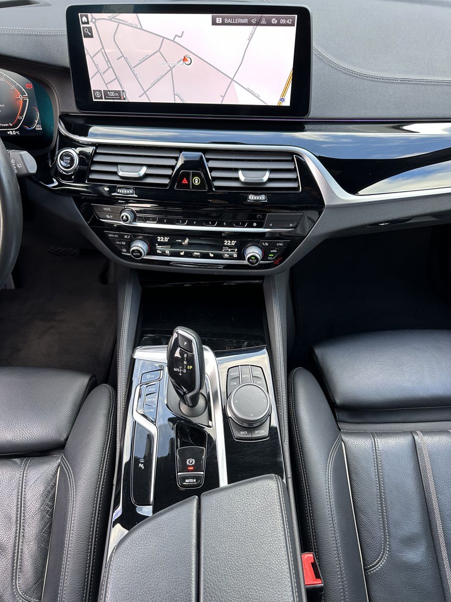 Fahrzeugabbildung BMW 520d Touring Luxury-Line NAV+LED+HEAD-UP+H&K+KAM