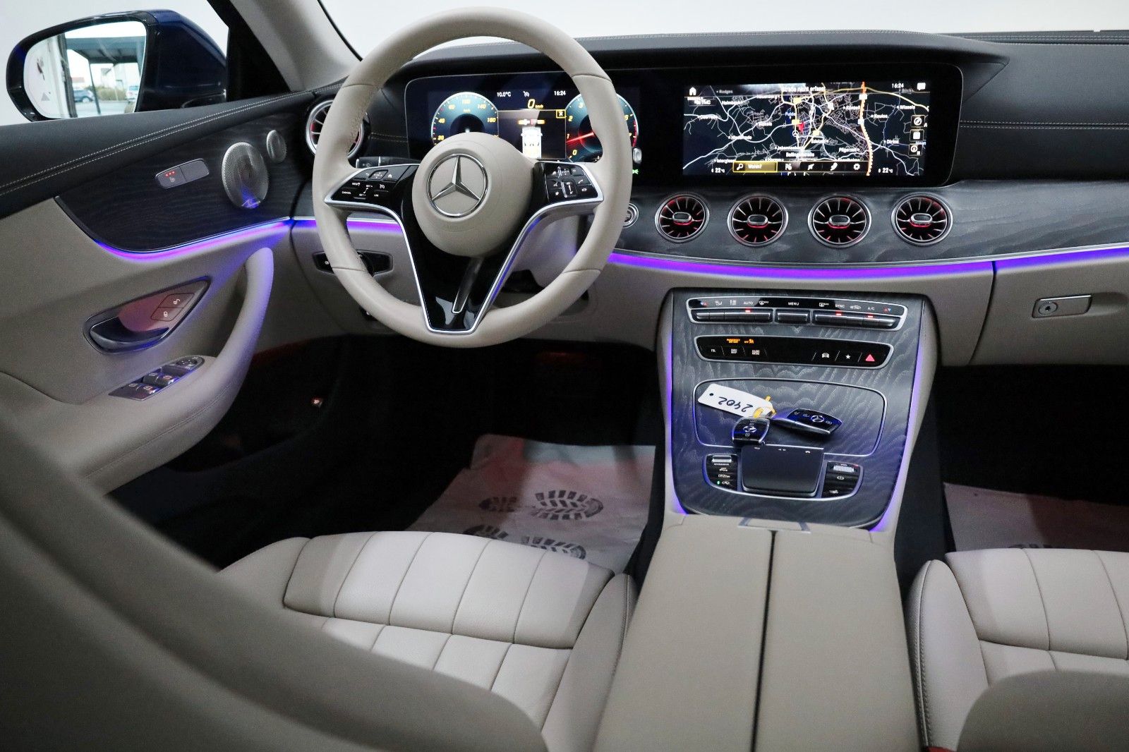 Fahrzeugabbildung Mercedes-Benz E 200 Coupe, Avantgarde, SH,Kamera,ACC,Panorama